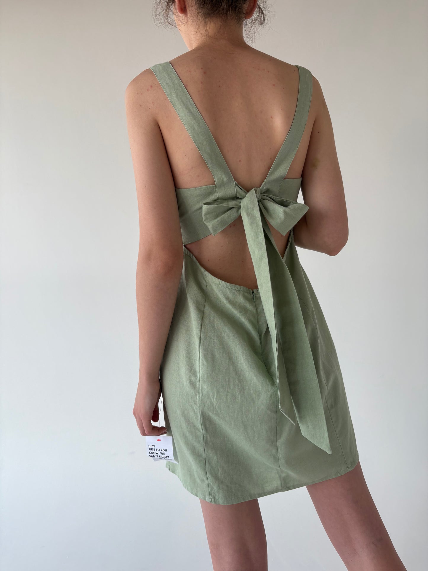 Rochie nouă pistachio green din in cu sate ușor reglabil și decupaj