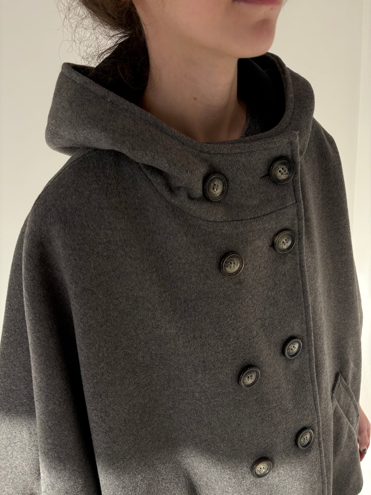 Capa cu glugă si închidere din stofă de lana extrafina