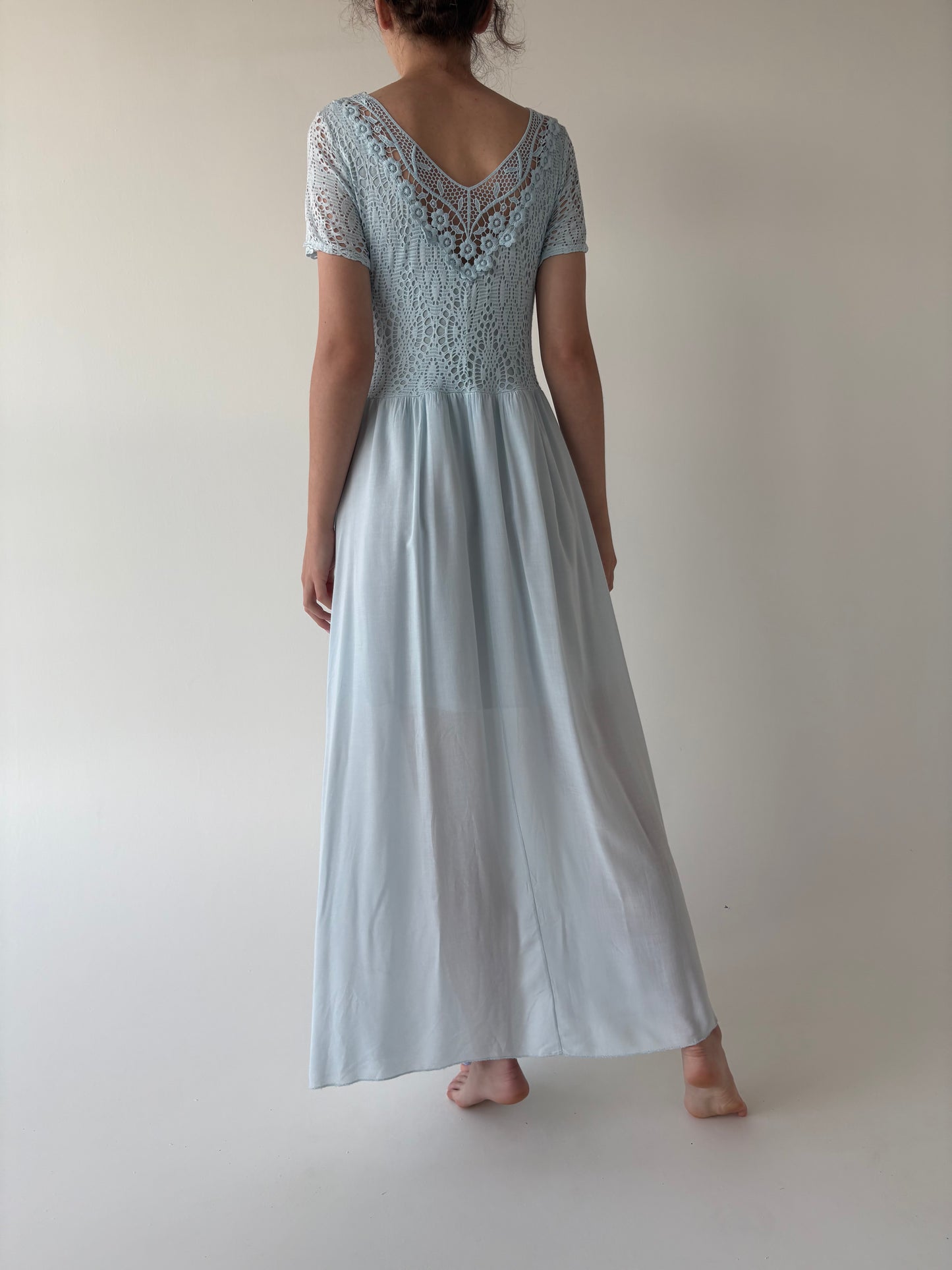 Rochie maxi baby blue vaporoasă cu dantelă cu aplicații delicate