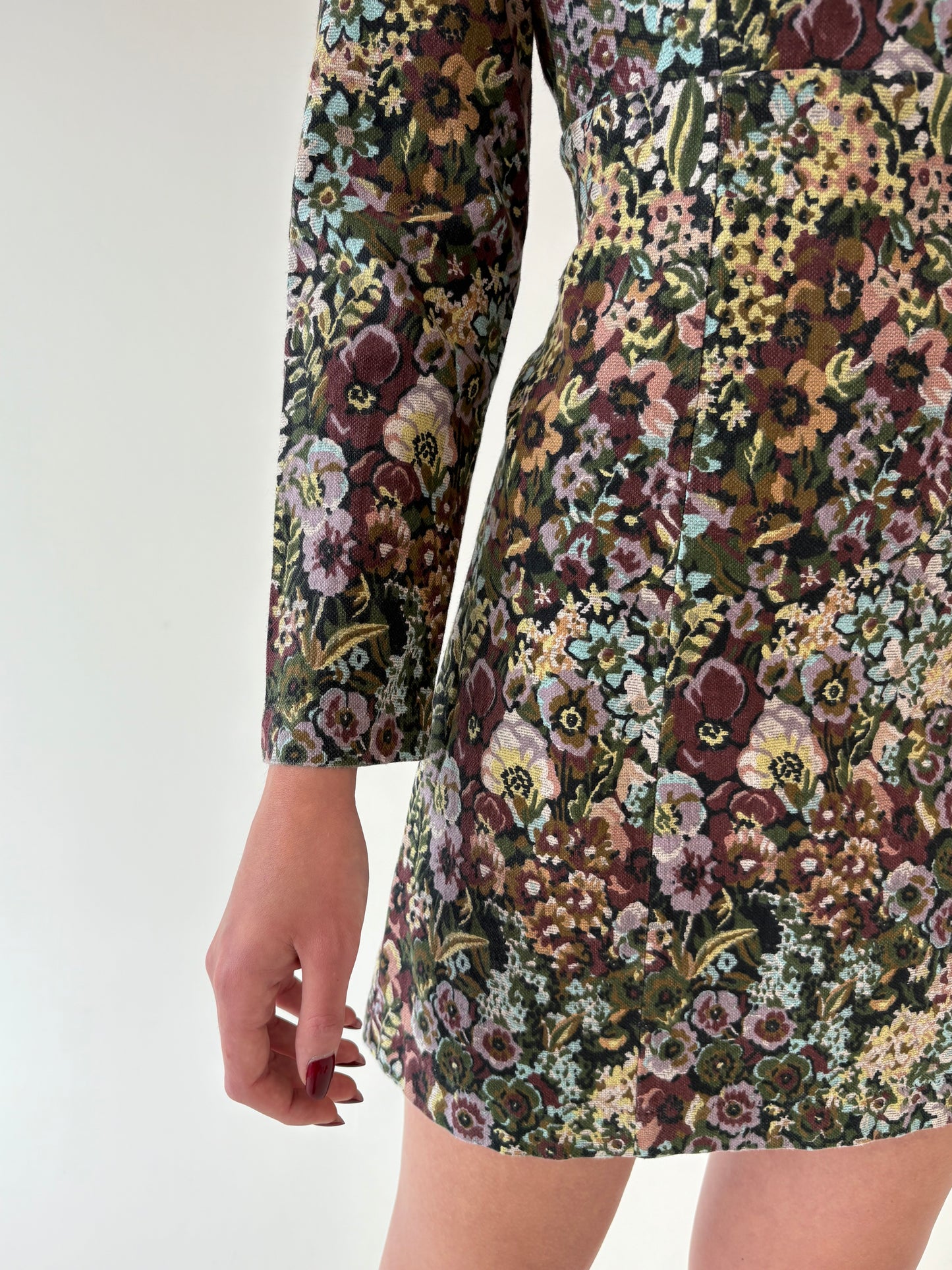 Rochie mini din brocart usor modelator în culori superbe și croi minimalist