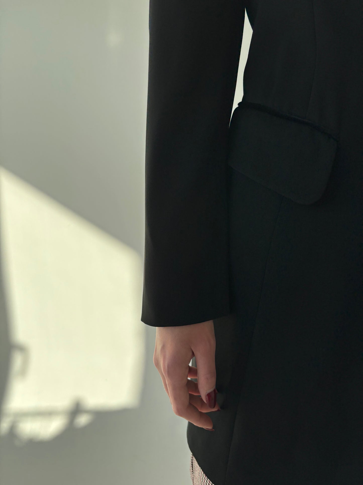 Pardesiu din mix de lana extrafina negru ușor cambrat