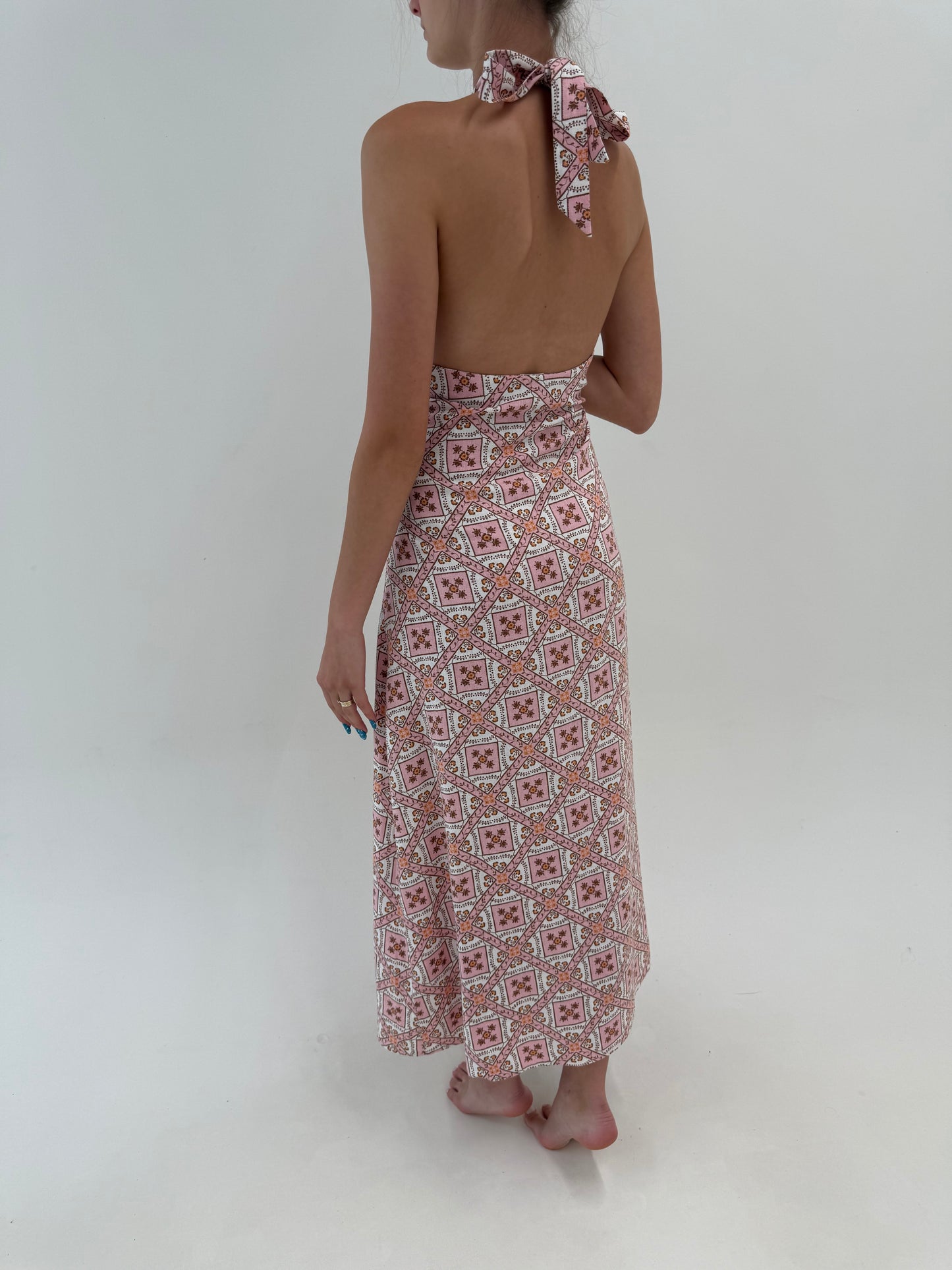Rochie maxi halterneck cu print în nuanțe de roz din bumbac premium
