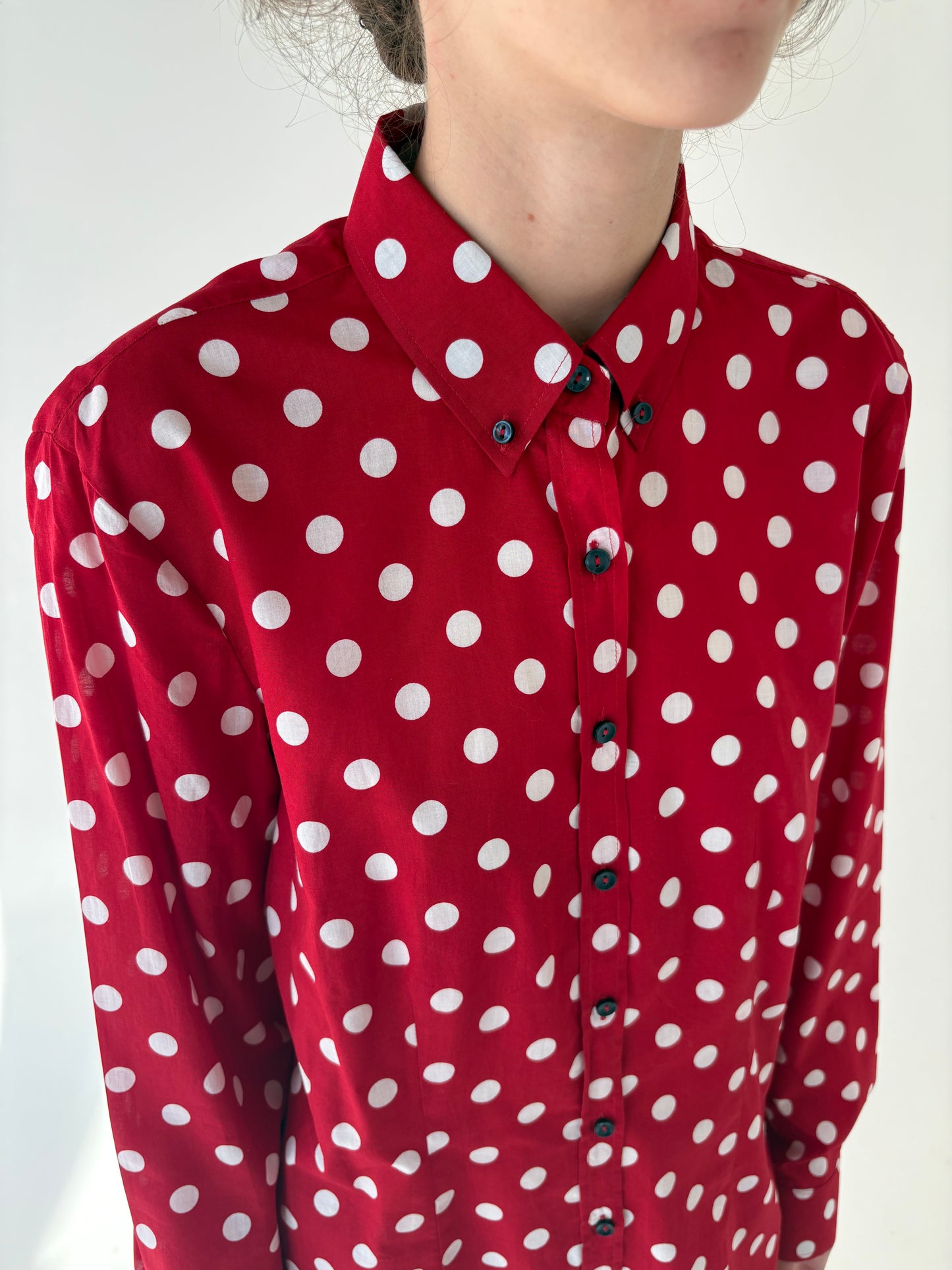 Cămașa premium cherry red cu buline din poplin texturat de bumbac