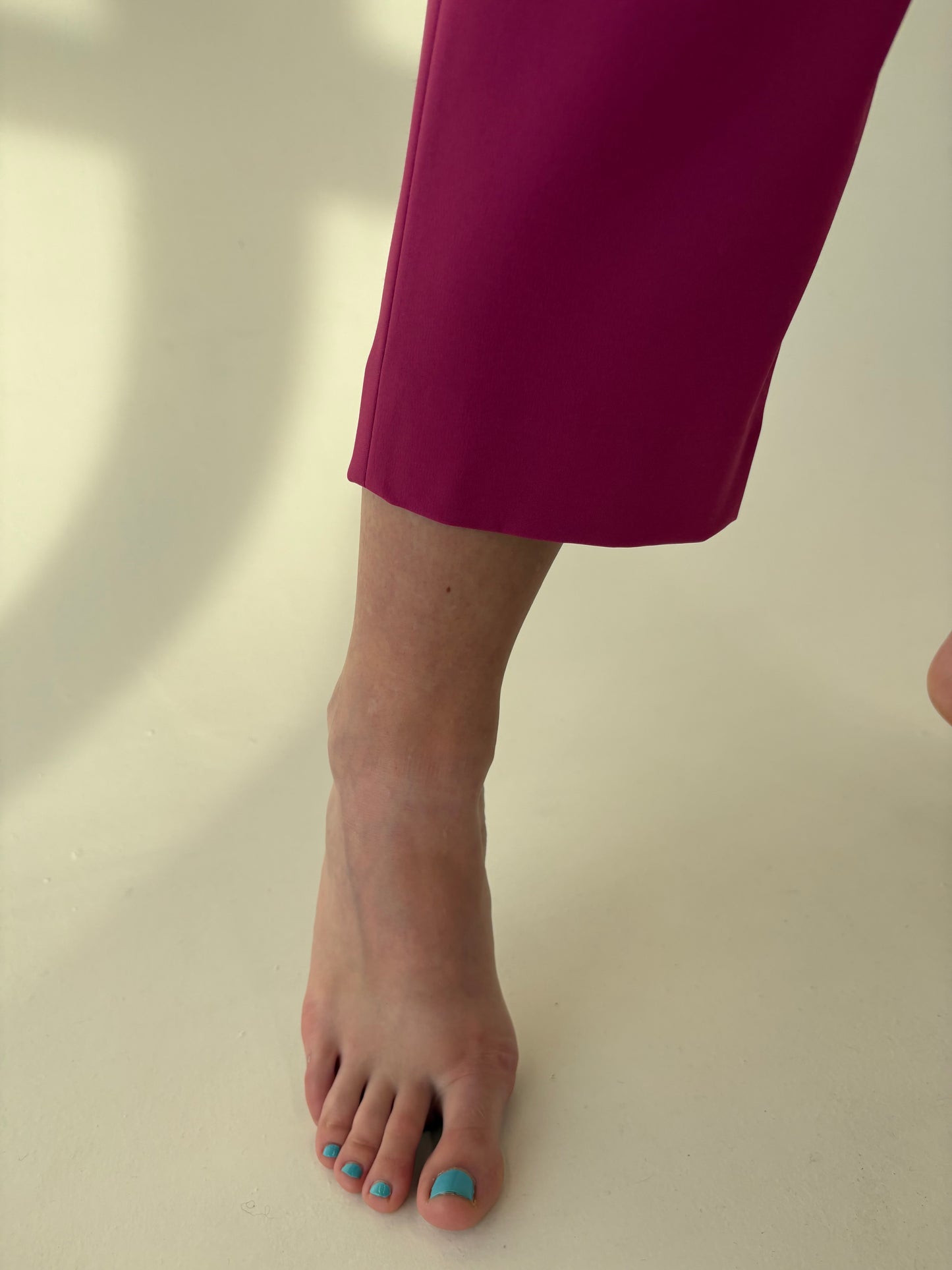 Pantaloni noi Madeleine dark rasberry red plus size