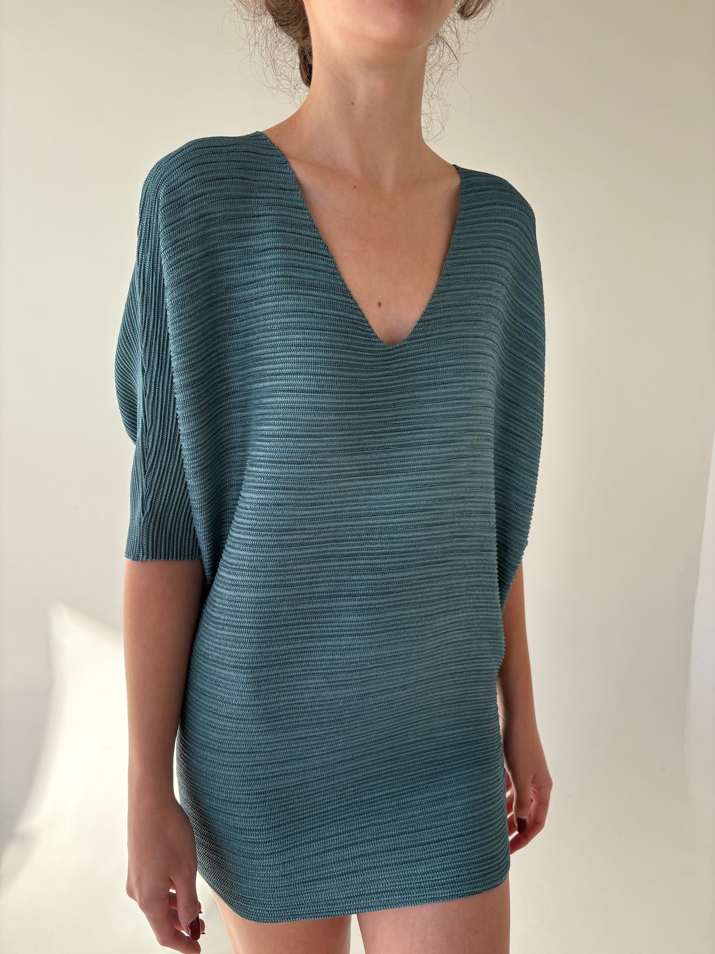 Top în stil Margiela pleats please cu mânecă fluture de la zi la seară