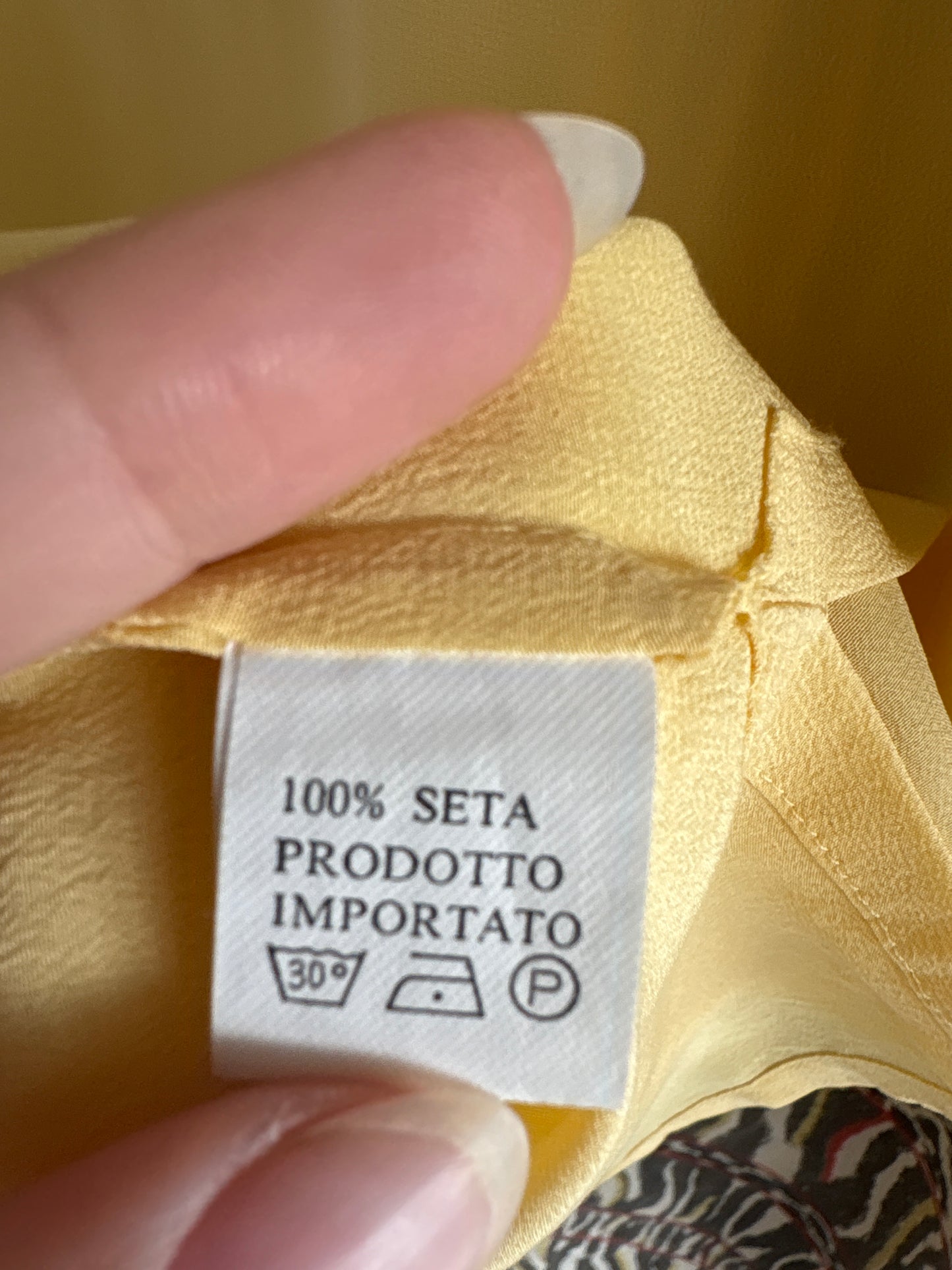 Top butter yellow din mătase naturală în croi minimalist cu lucrătură manuală