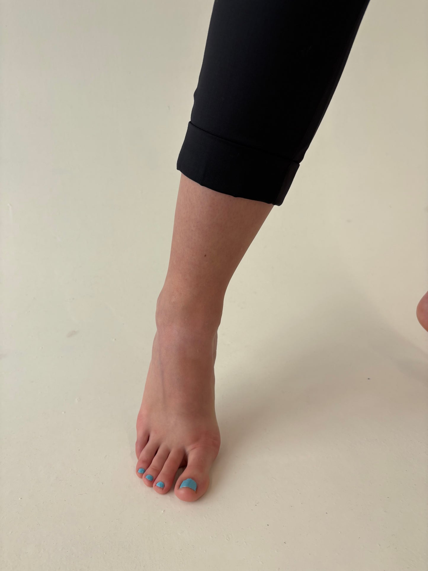 Pantaloni petite cu pense Navy blue din lana extrafina