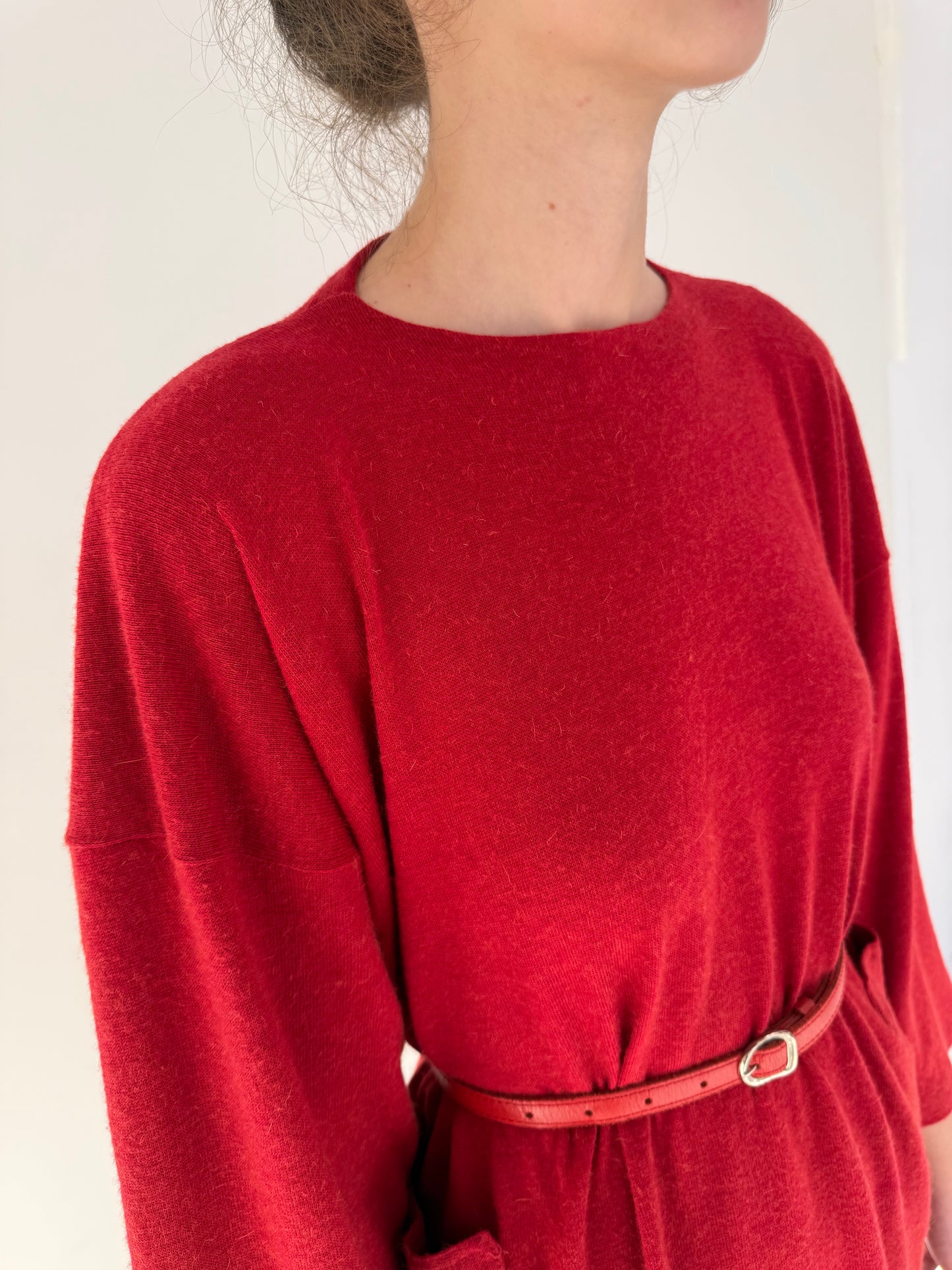 Rochie vintage cherry red cu mânecă fluture în croi retro modern