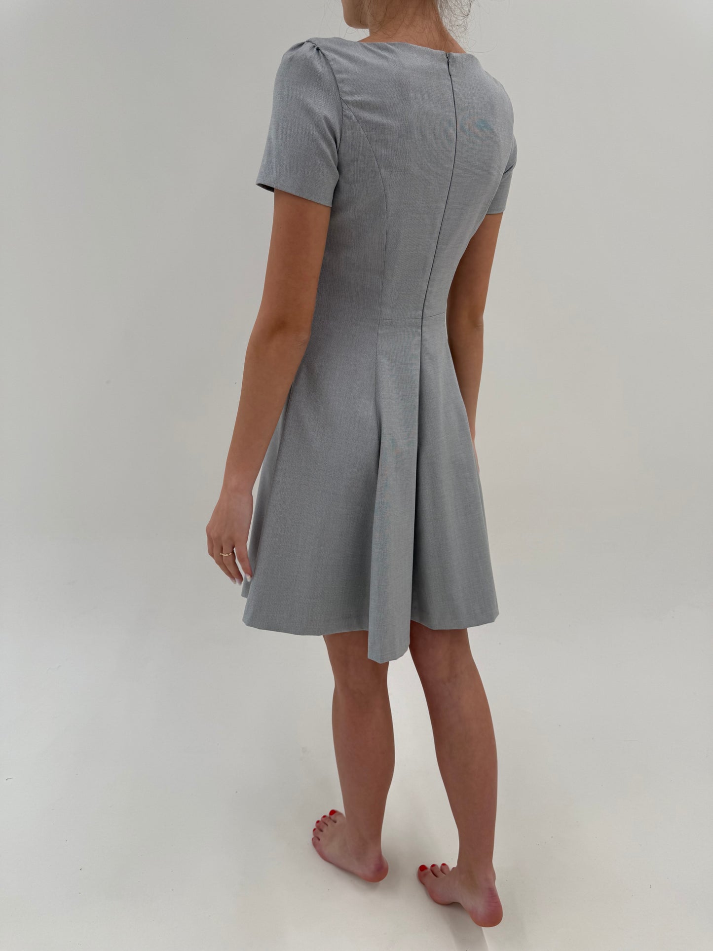Rochie business cambrata silver gray din stofita ultra subțire cu decolteu bărcuță