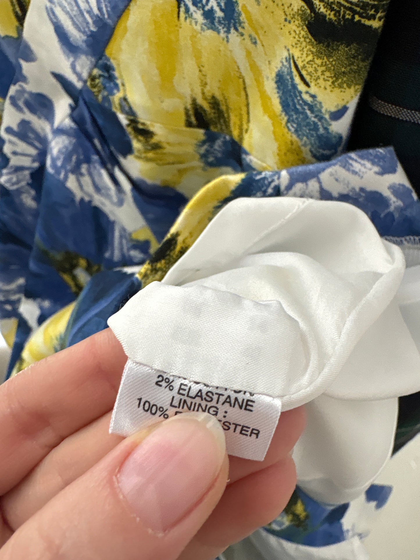 Rochie cu detalii fronsate și print floral stilizat din bumbac ultra confort
