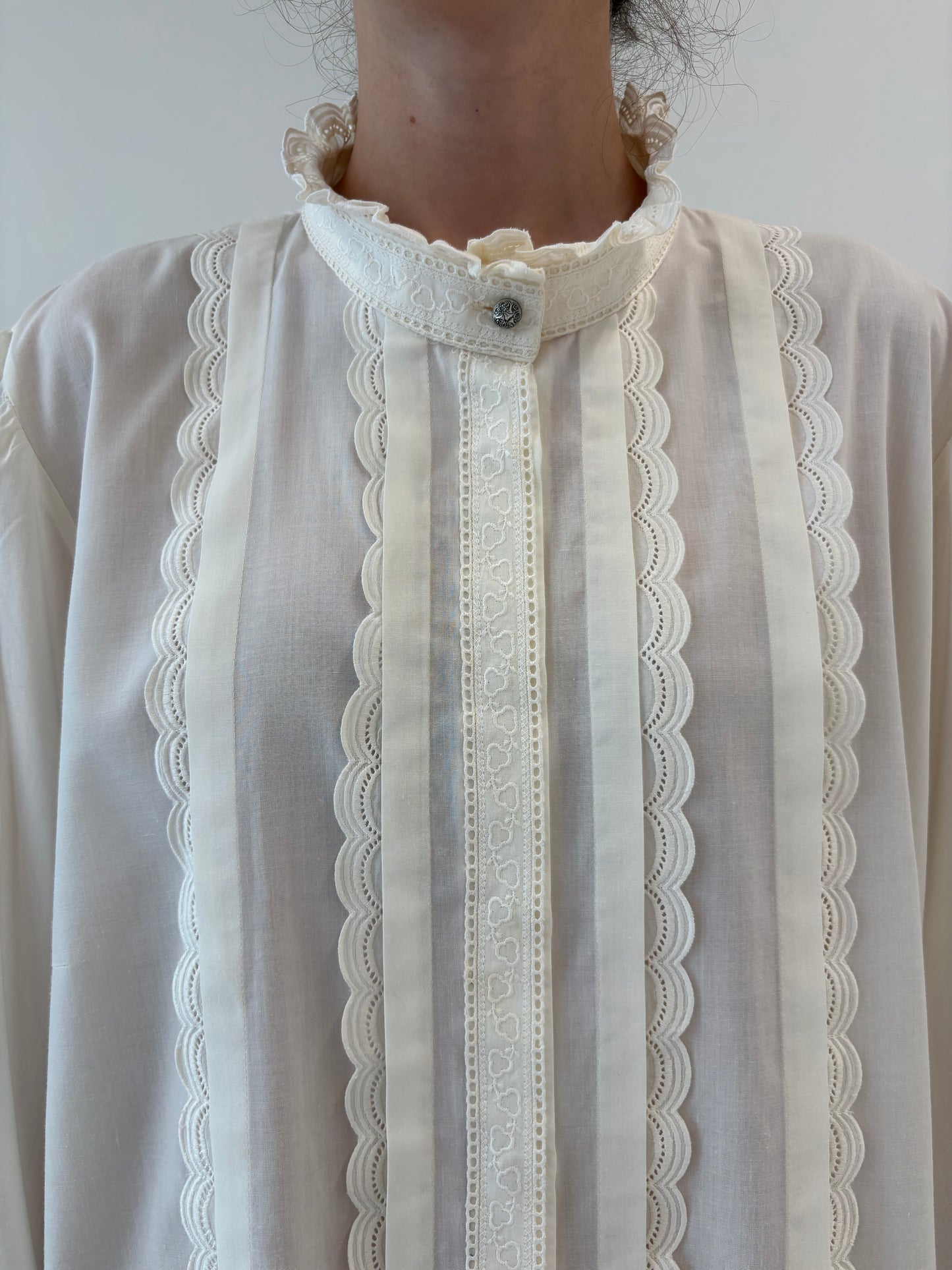 Cămașa vintage butter white cu broderie angoaise și inserții superbe de dantelă