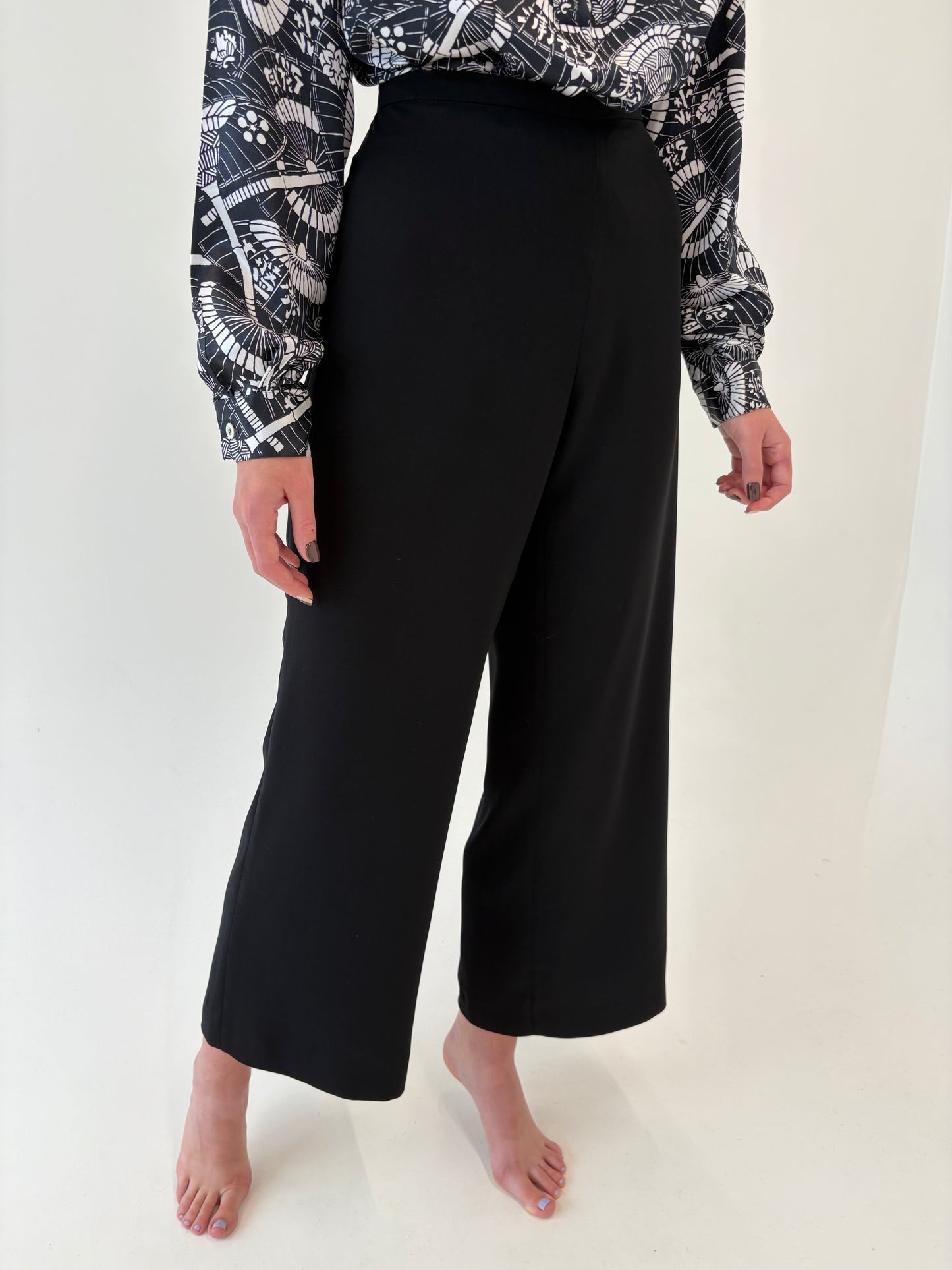 Pantaloni palazzo negri de la zi la seară