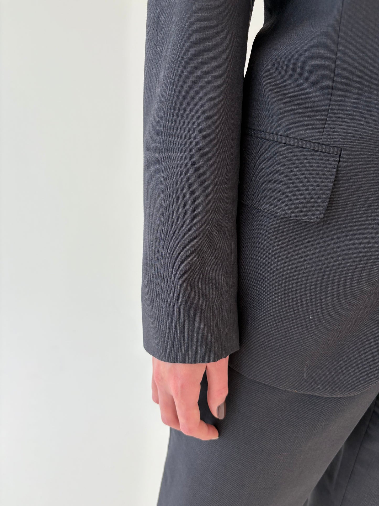 Costum charcoal gray de la business la seara din stofita ușor satinata