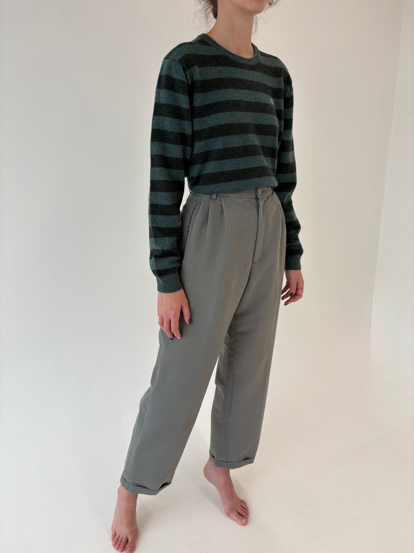 Pantaloni vintage cu pense și talie ultra înaltă Sage green din gabardină