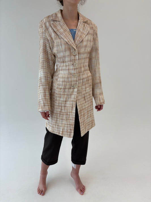 Pardesiu tall în stil Chanel din tweed în nuanțe de nude și croi ușor cambrat