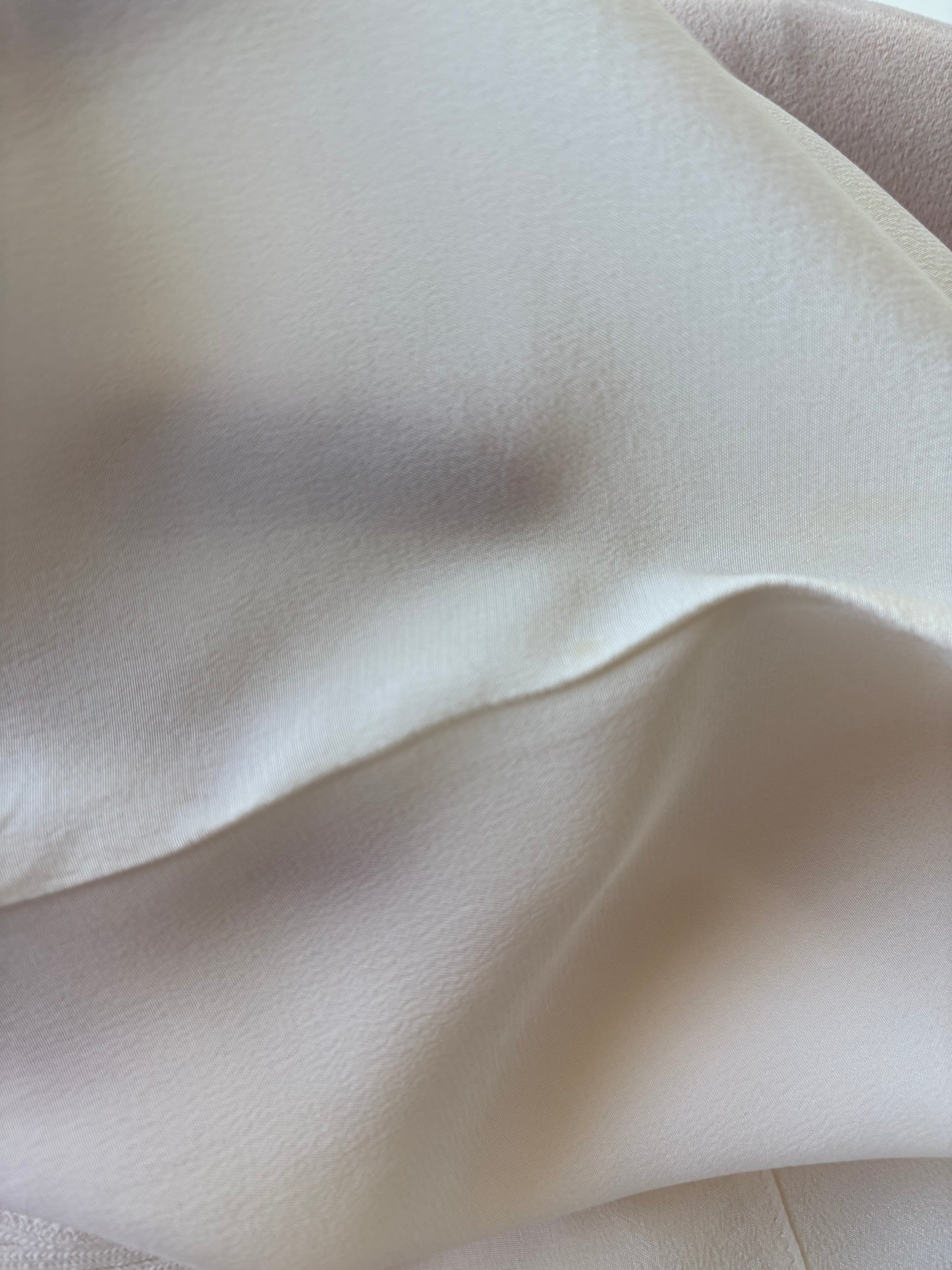 Top italian din mătase naturală în croi minimalist