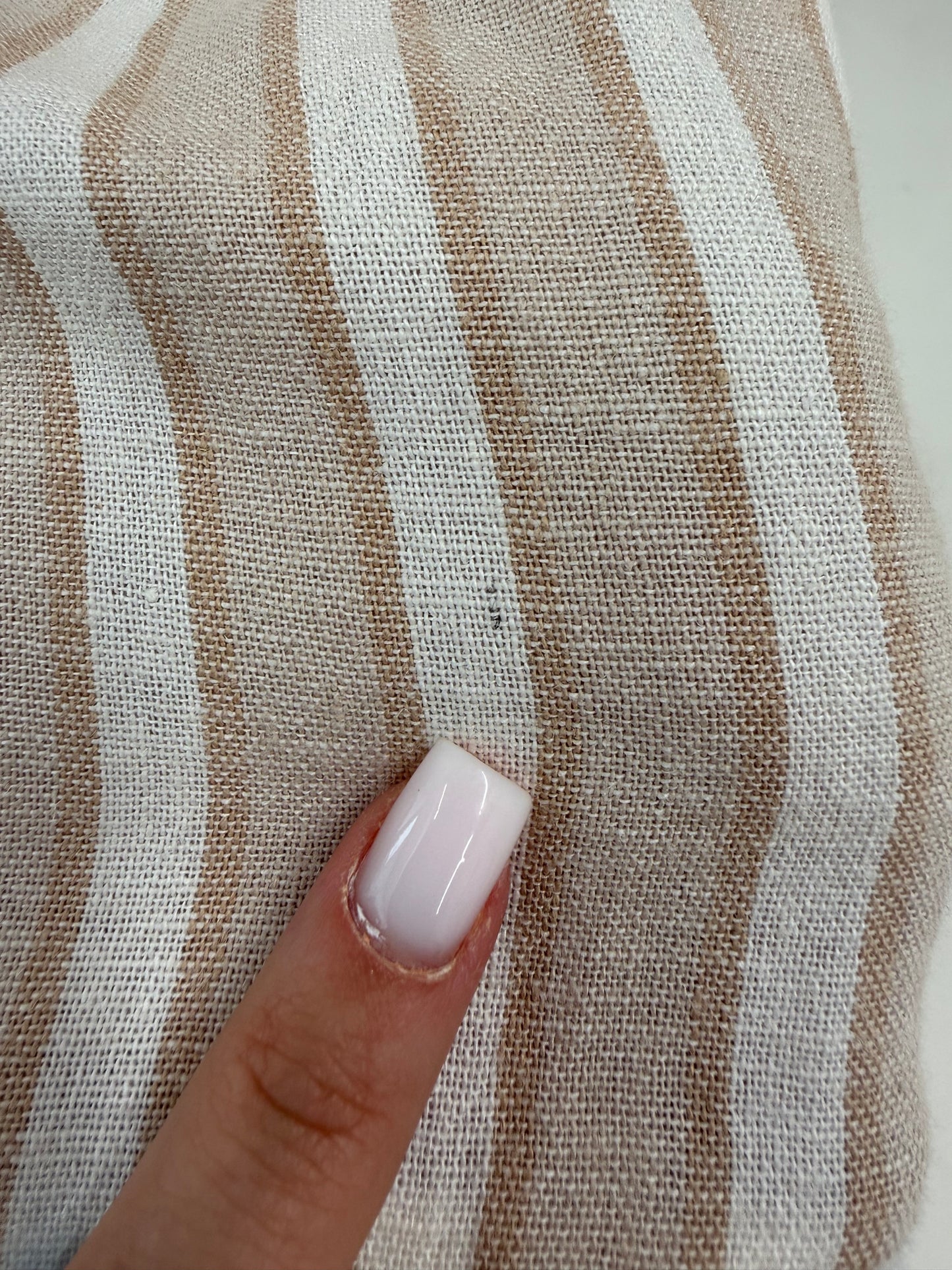Rochie în dungi camel din pânză cu talie ultra înaltă marcată