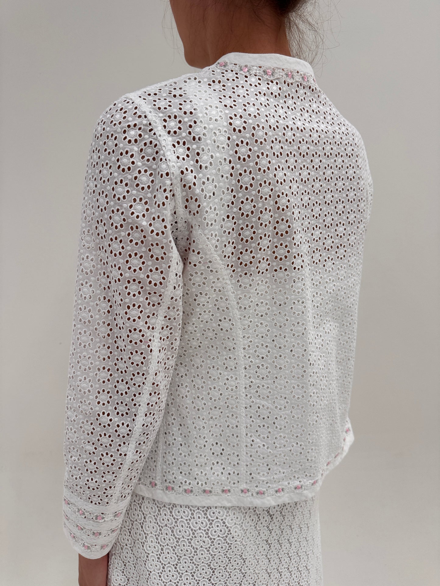 Sacou excepțional integral brodat cu aplicații delicate din dantelă și broderie anglaise