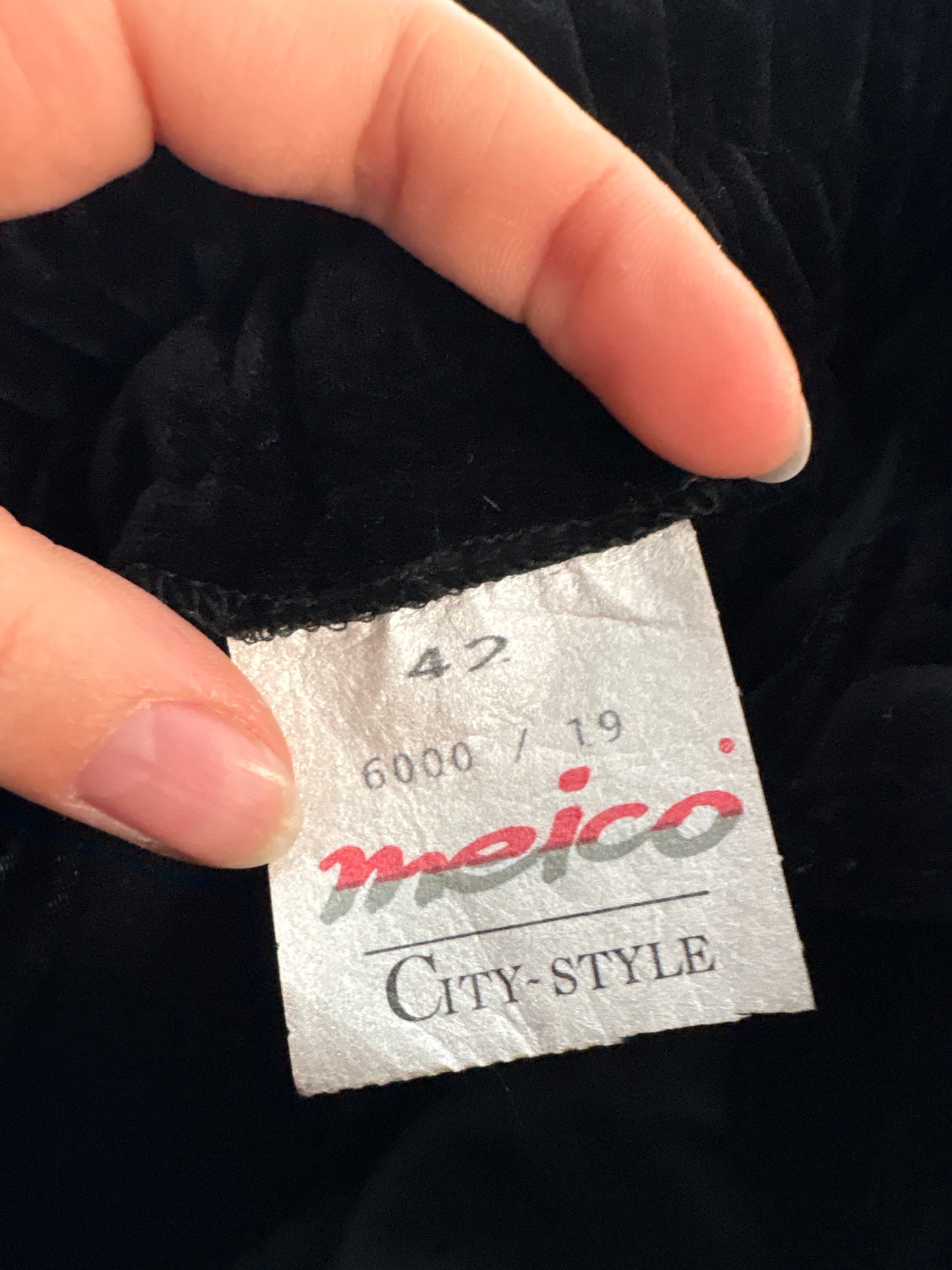Pantaloni negri in croi super revenit în trend cu prindere sub talpa mom fit