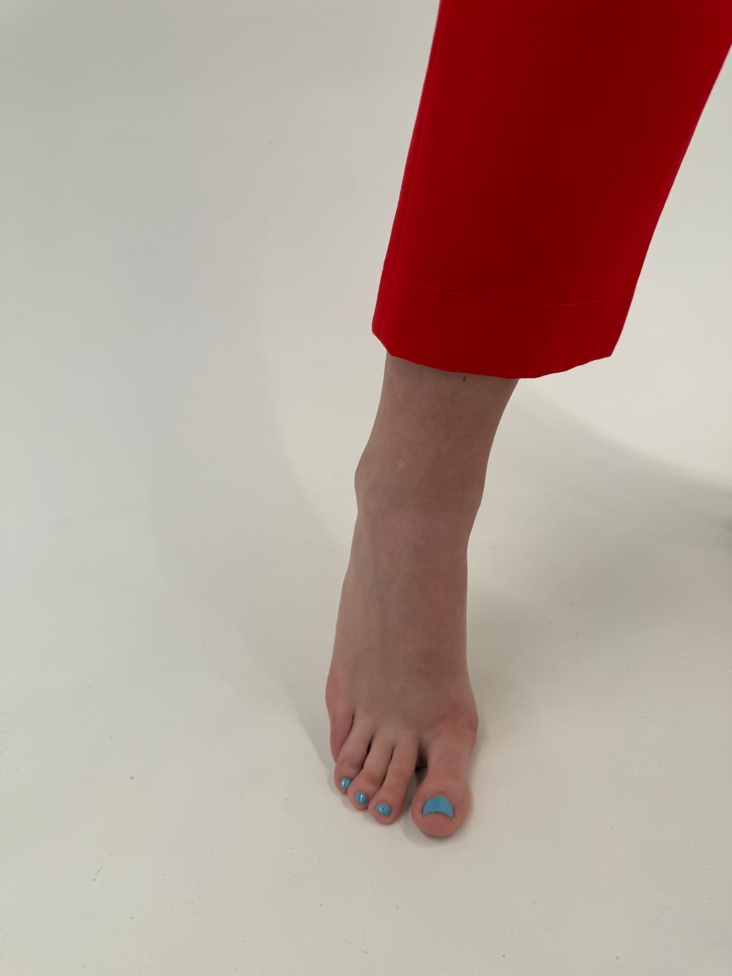 Pantaloni cherry red cu talie ultra înaltă marcată din lana extrafina