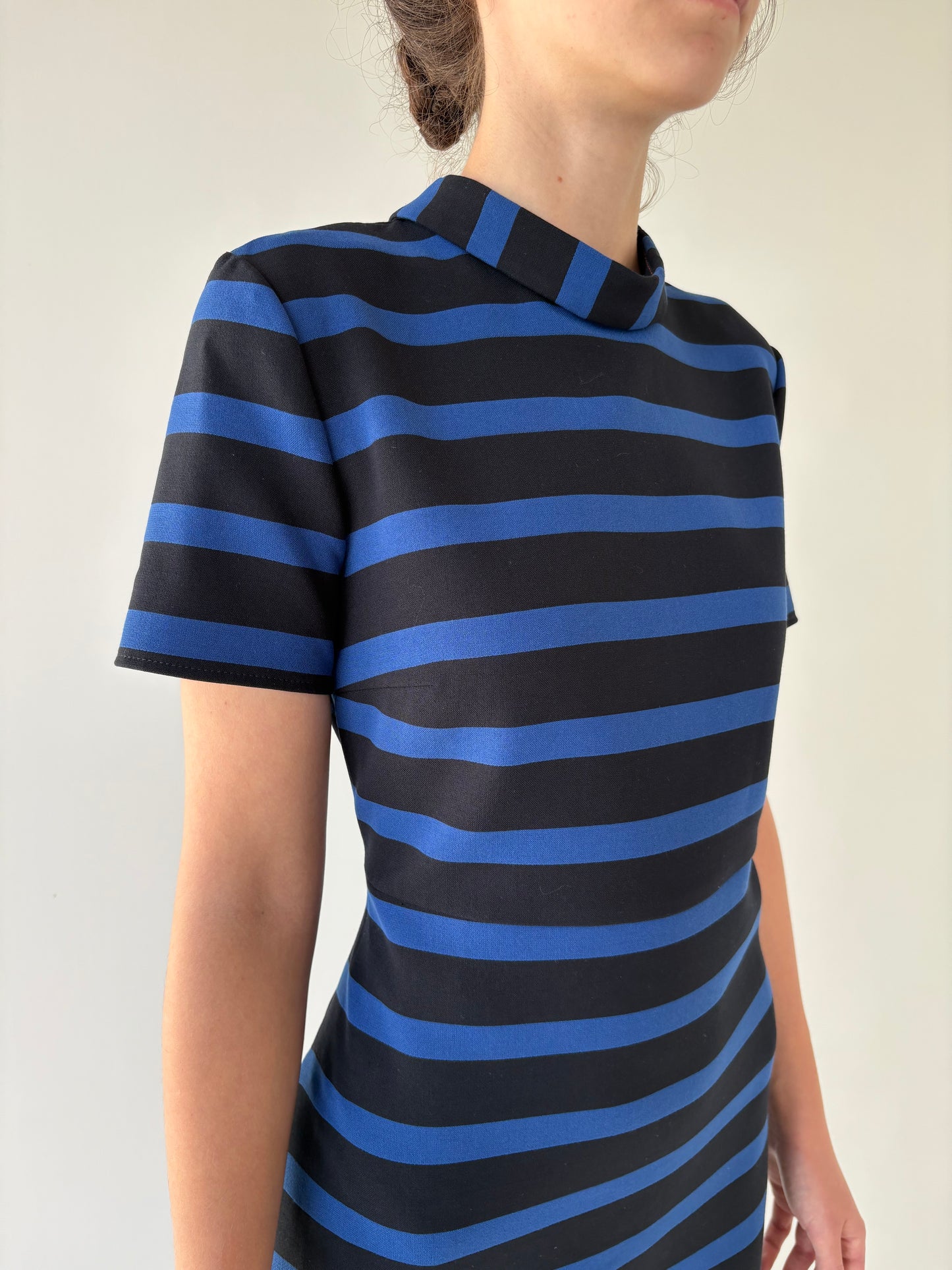Rochie business Hugo Boss în dungi din stofă strech