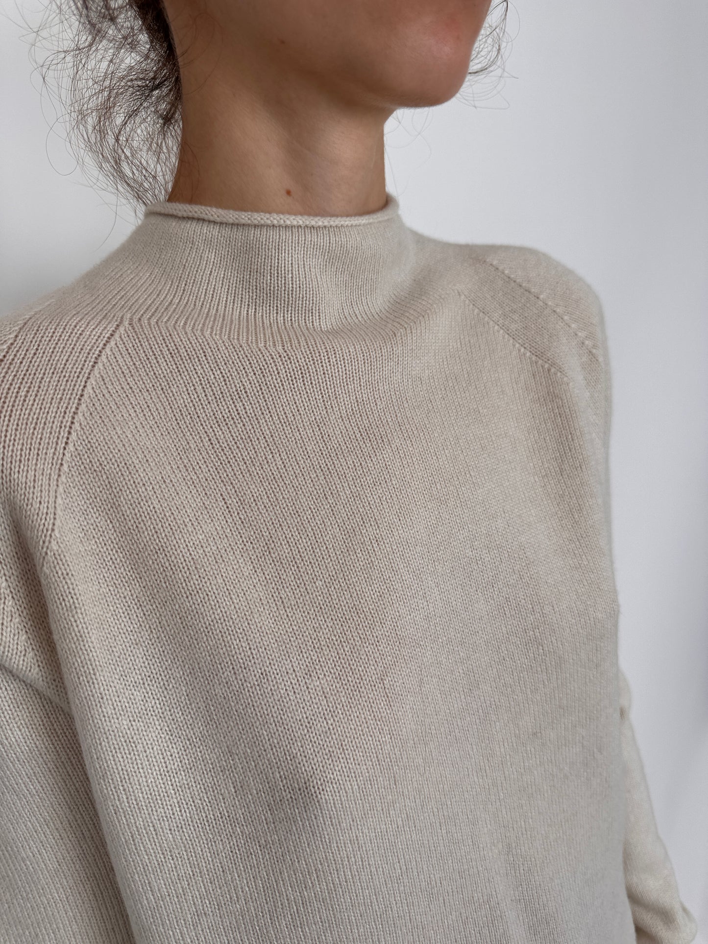 Maleta off white din lana merino extrafina în croi minimalist