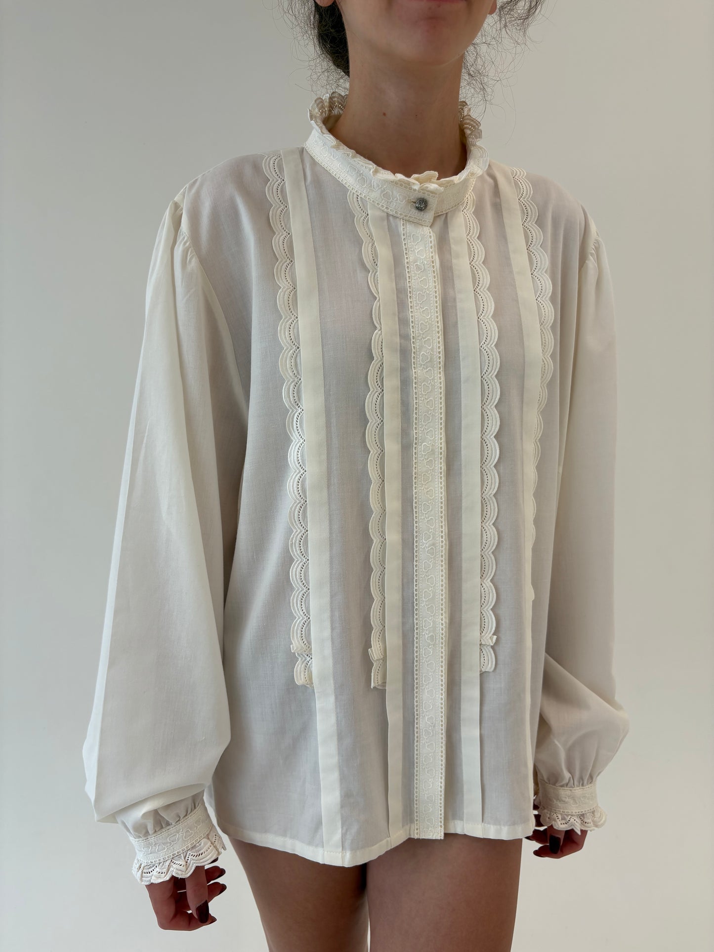 Cămașa vintage butter white cu broderie angoaise și inserții superbe de dantelă