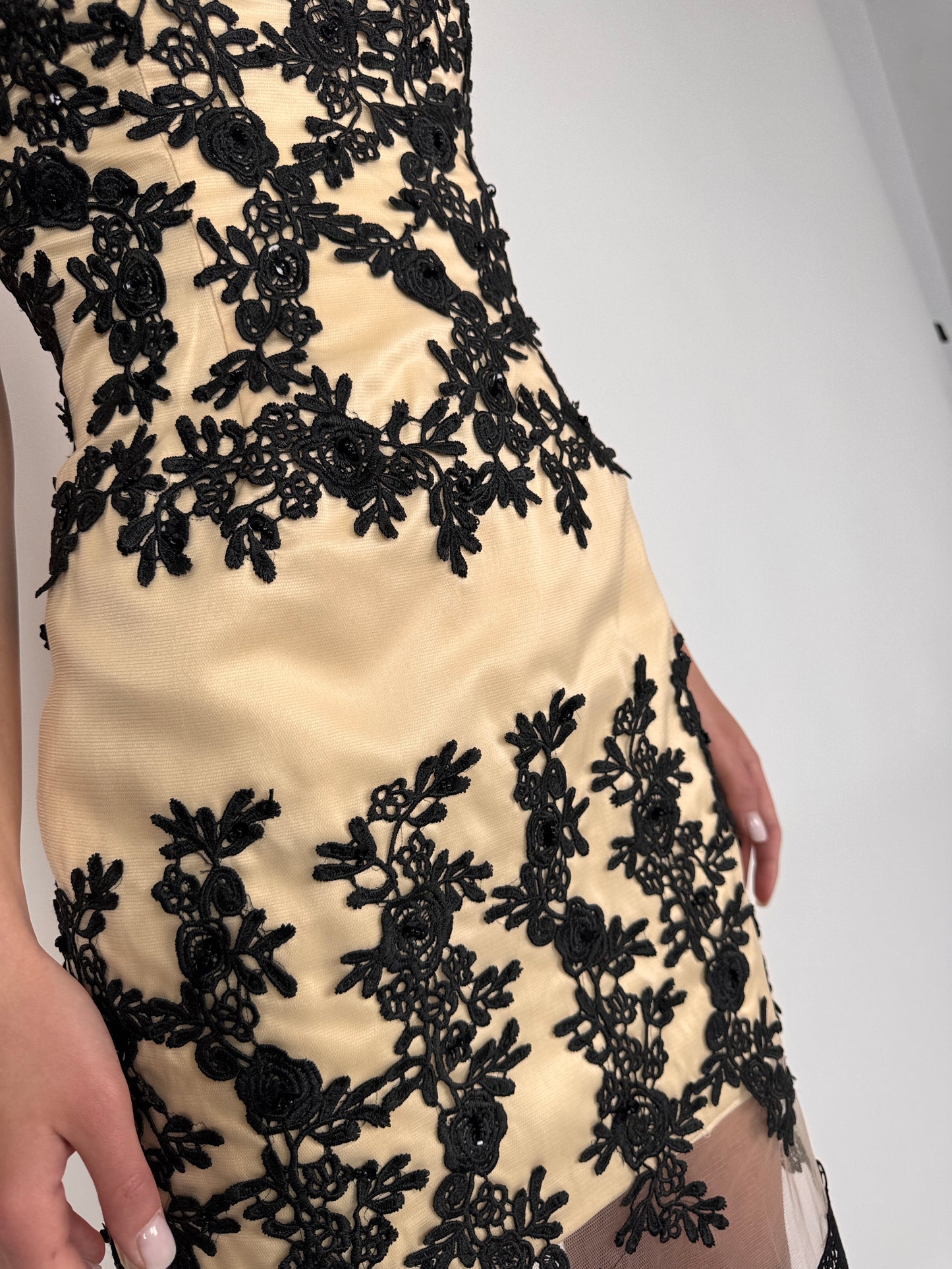 Rochie nude cu aplicații manuale din dantelă neagră cu corset reglabil