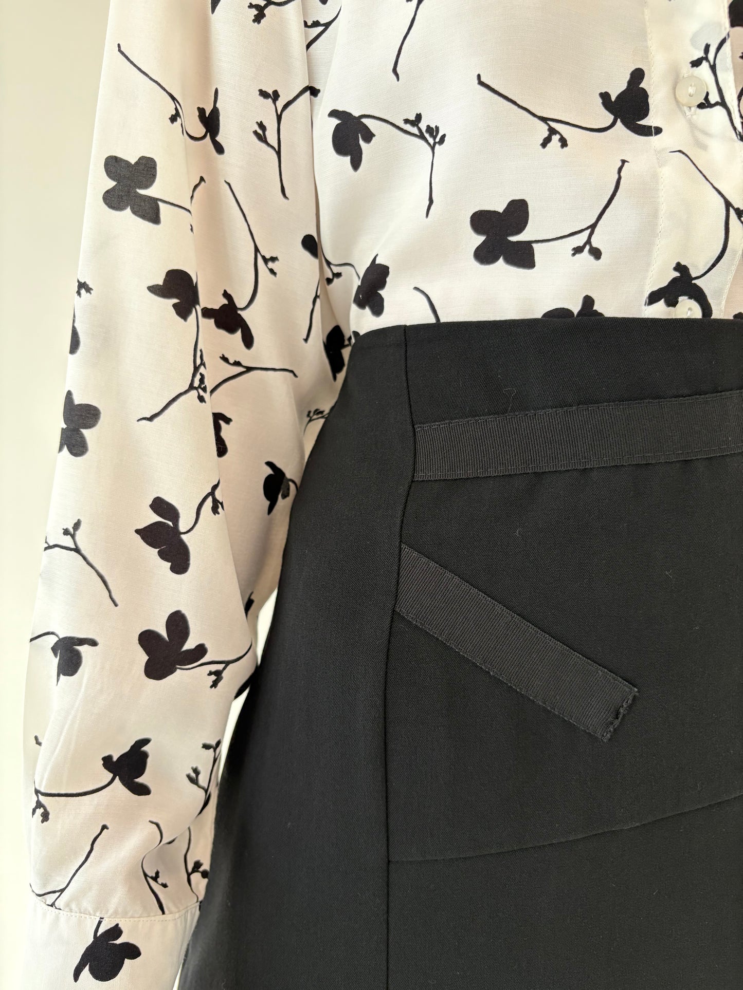 Fustă neagră cu talie înaltă în croi modern elaborat patchwork