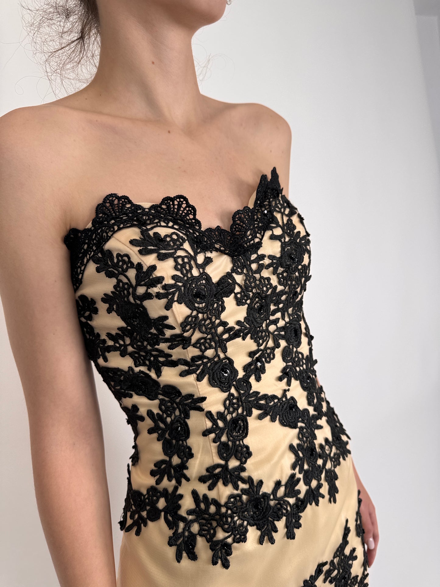 Rochie nude cu aplicații manuale din dantelă neagră cu corset reglabil