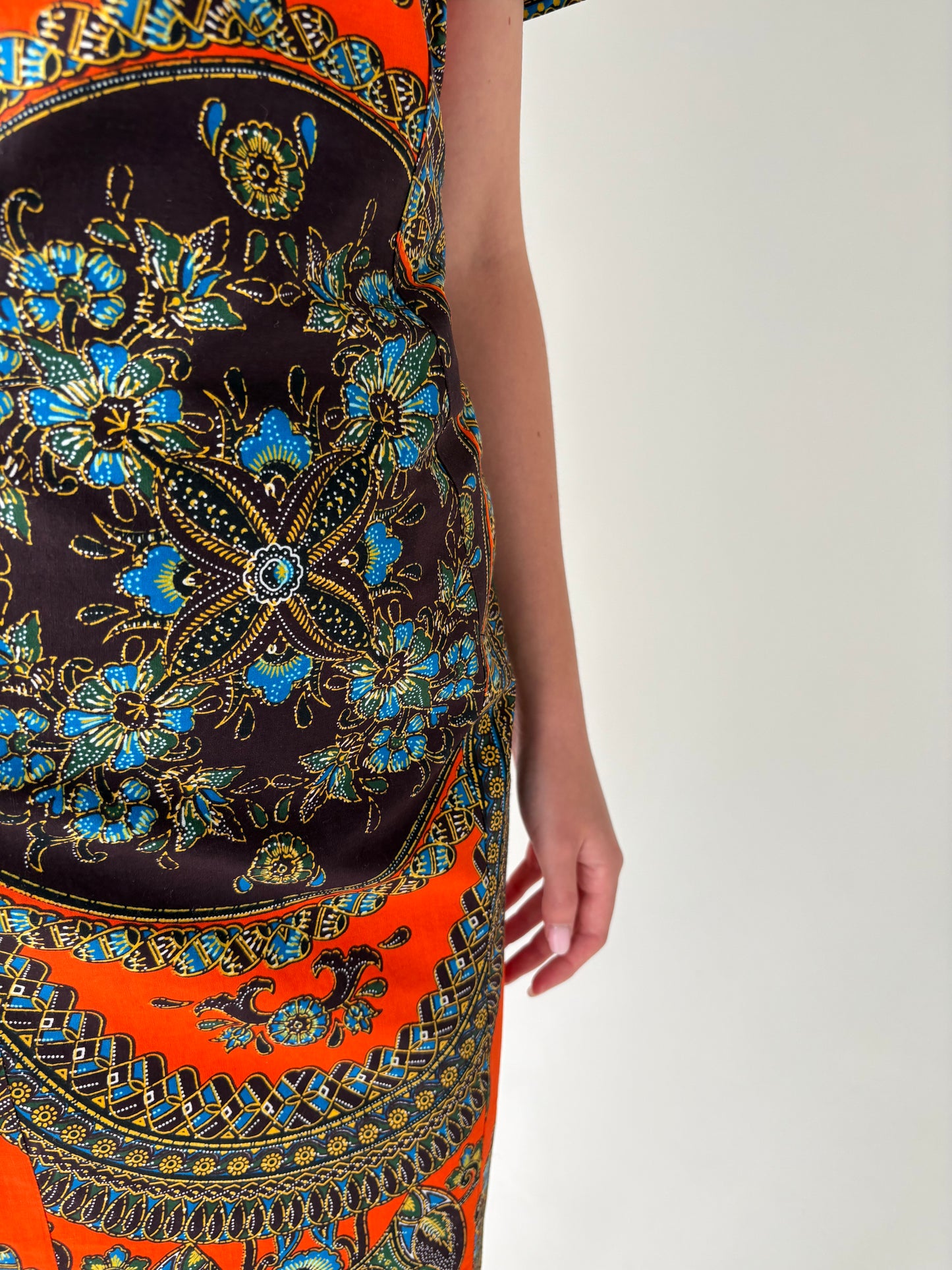 Rochie din pânză de bumbac ușor structurată cu print paisley