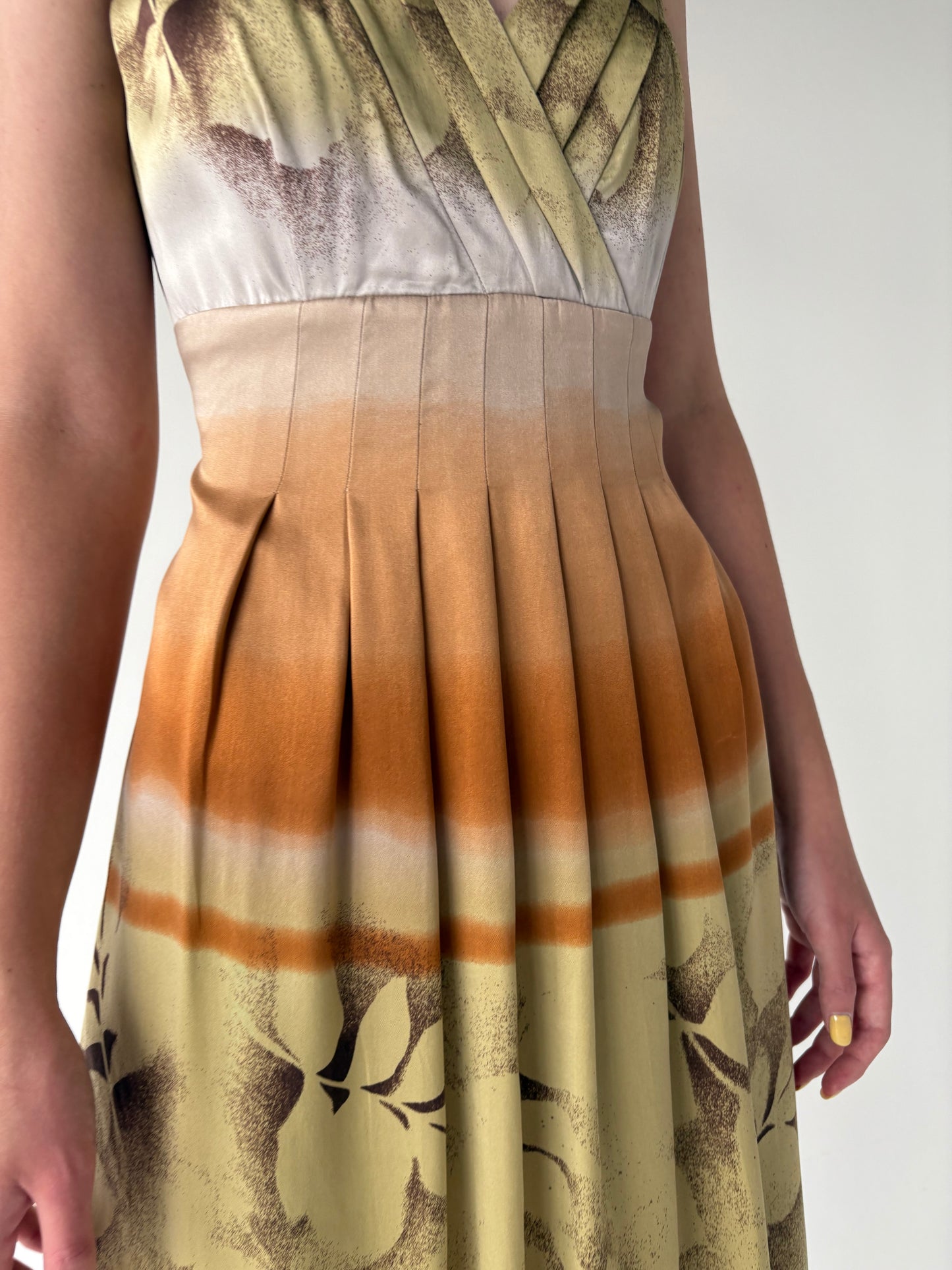 Rochie în nuanțe superbe din mătase naturală grea cu talie ultra înaltă marcată