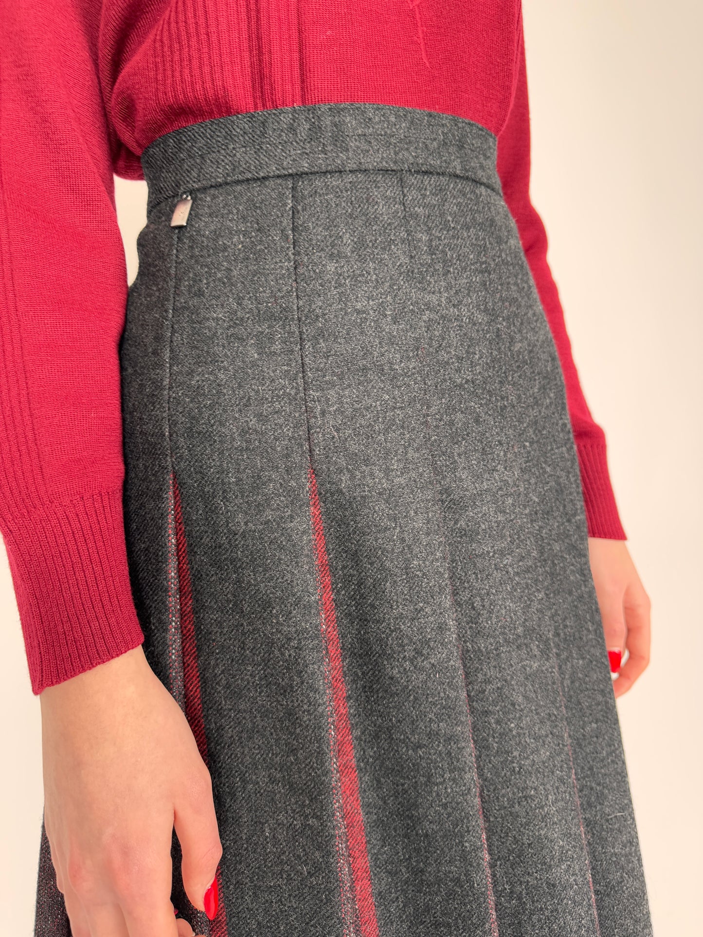 Fustă charcoal gray plisată cu inserții burgundy din lana extrafina