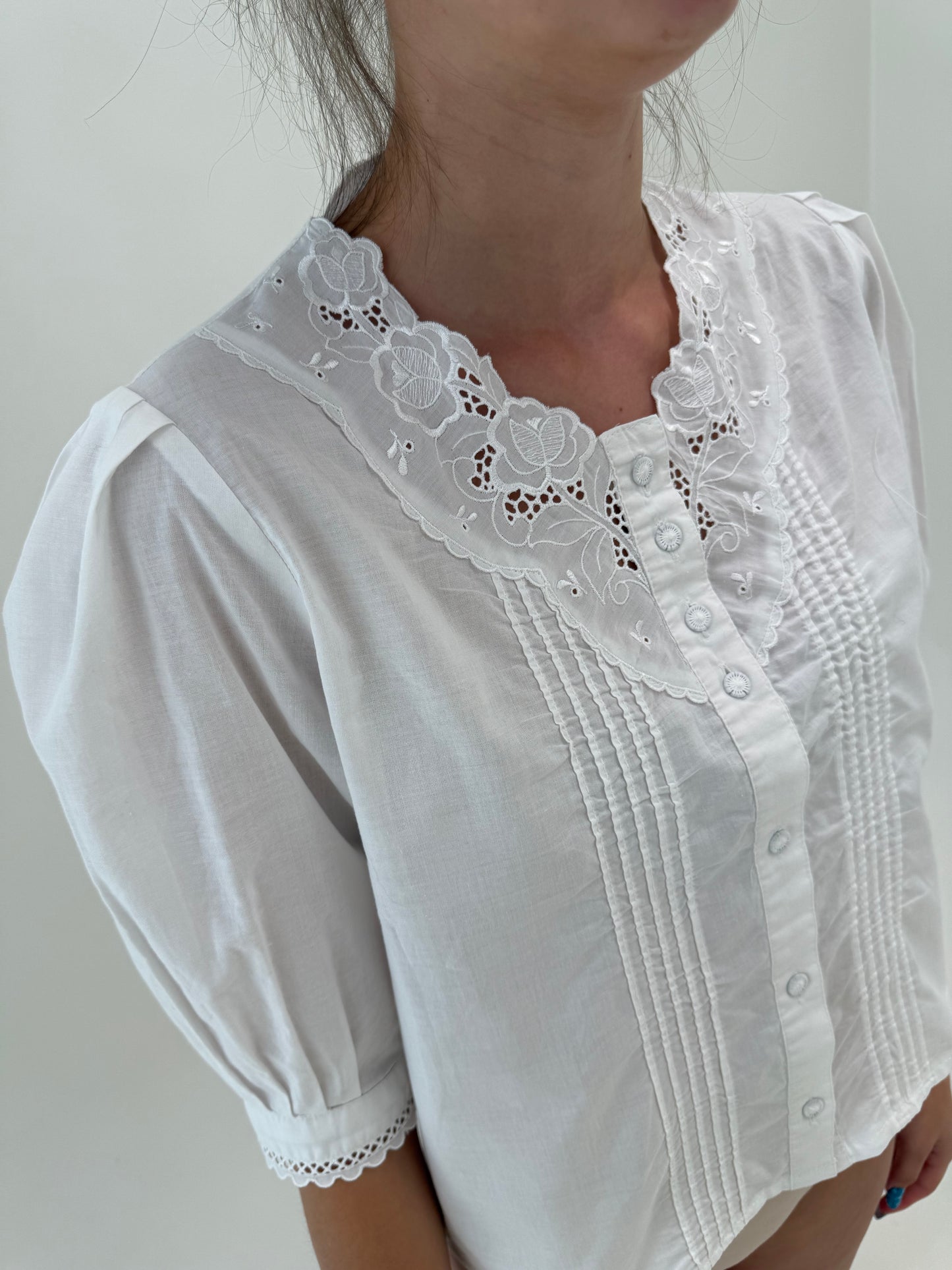 Cămașa vintage cu broderie anglaise și macrame fin cu umeri ușor bufanți