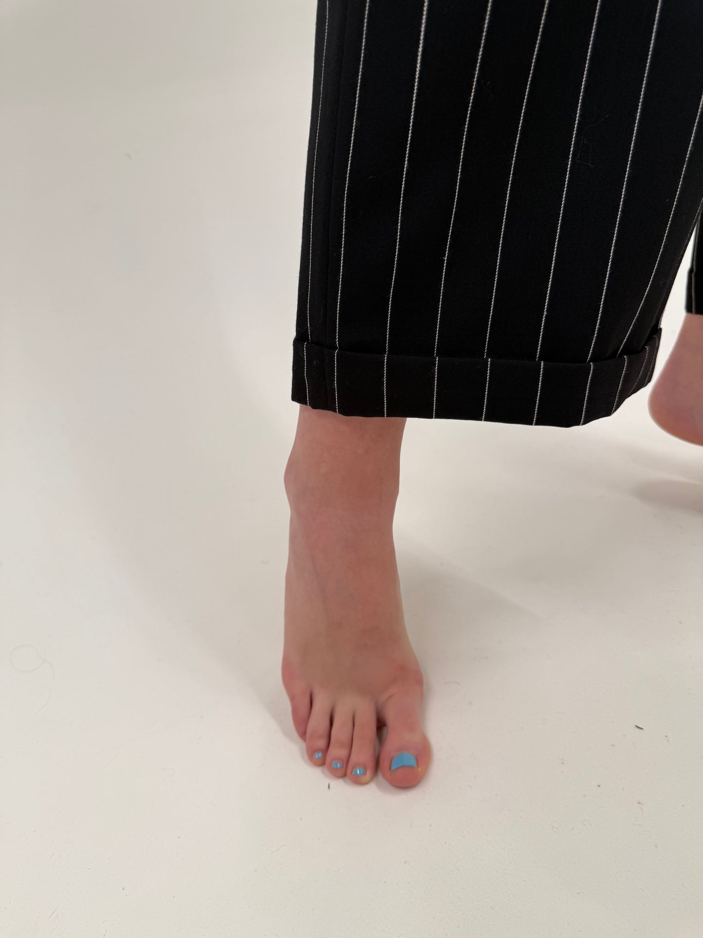 Pantaloni high end spre palazzo din lana extrafina ușor lucioasă și talie ultra înaltă