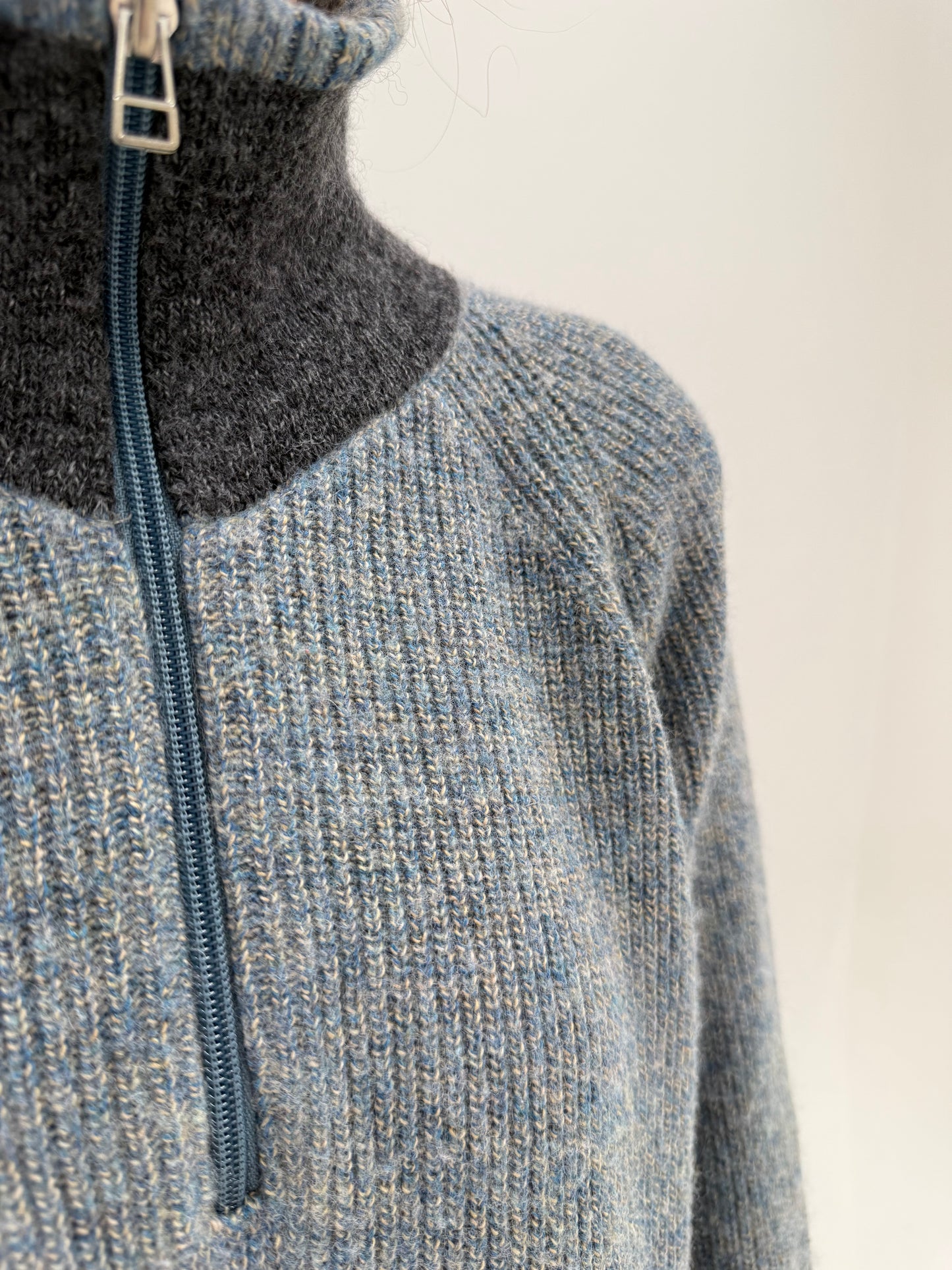 Maleta quarter zip din lana merino extrafina super groasă dusty baby blue