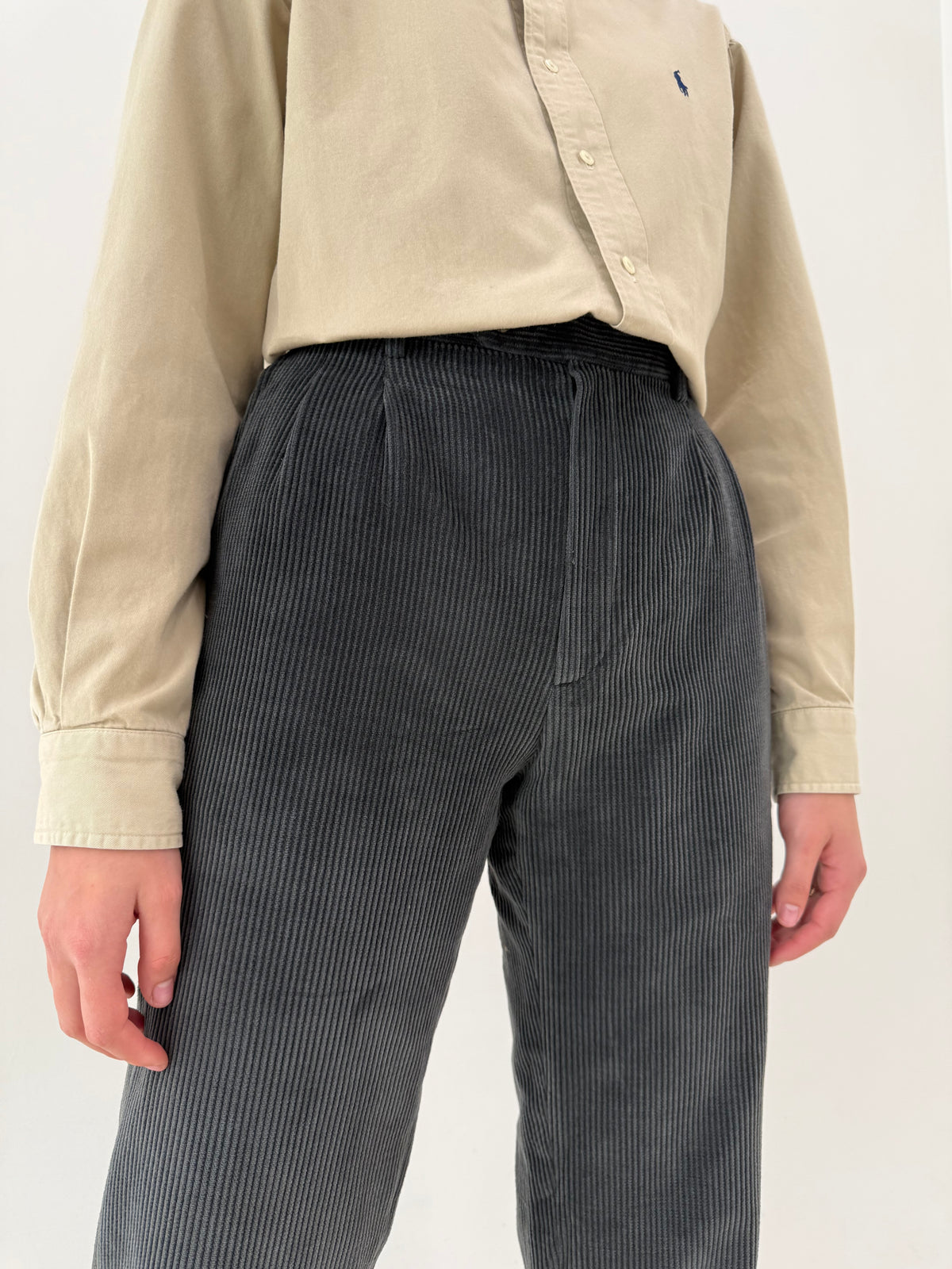Pantaloni vintage din catifea raiata fin steel gray cu talie ultra înaltă și pense