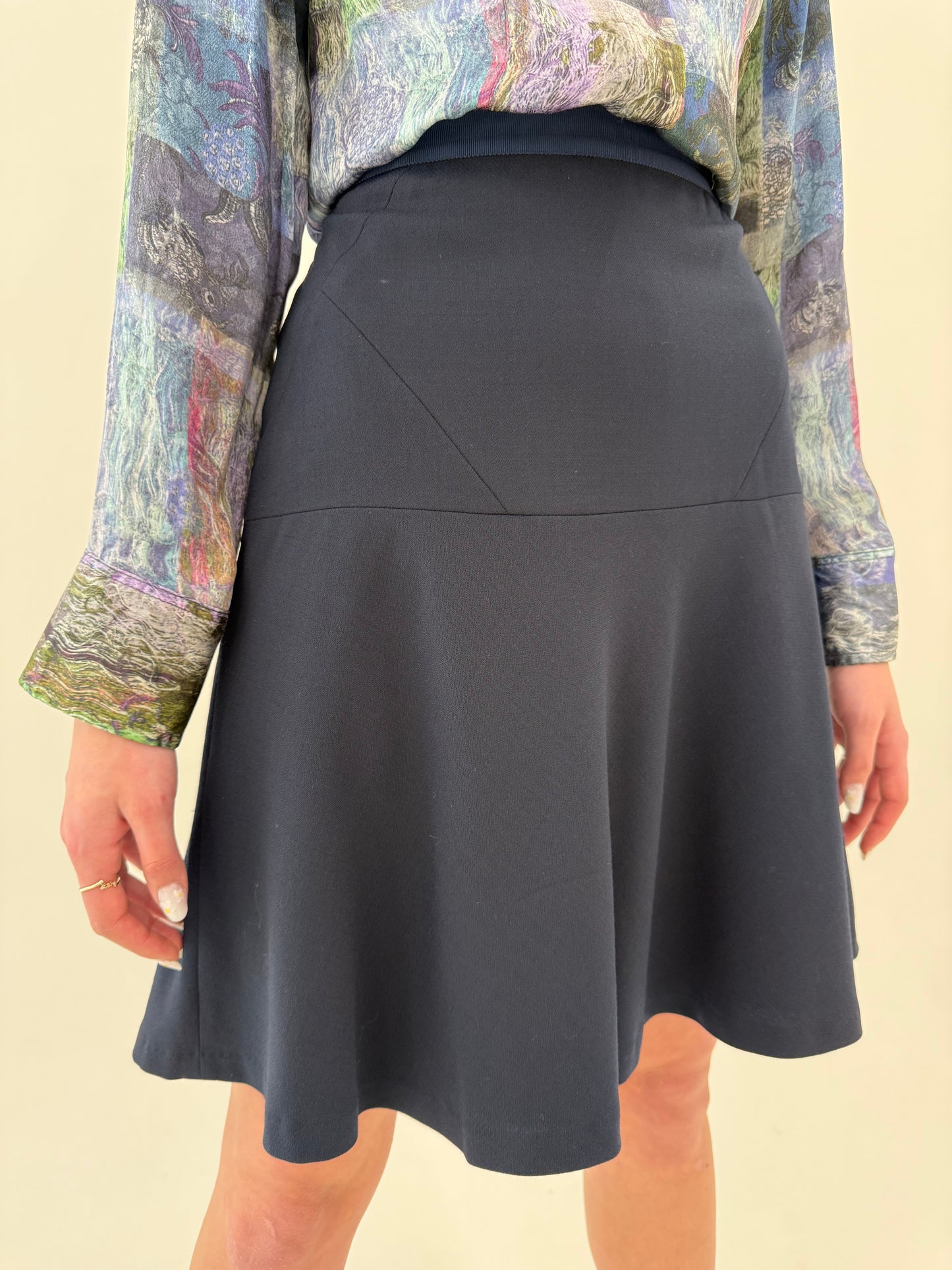 Fustă Navy Tommy Hilfiger din stofita lightweight de sezon cald