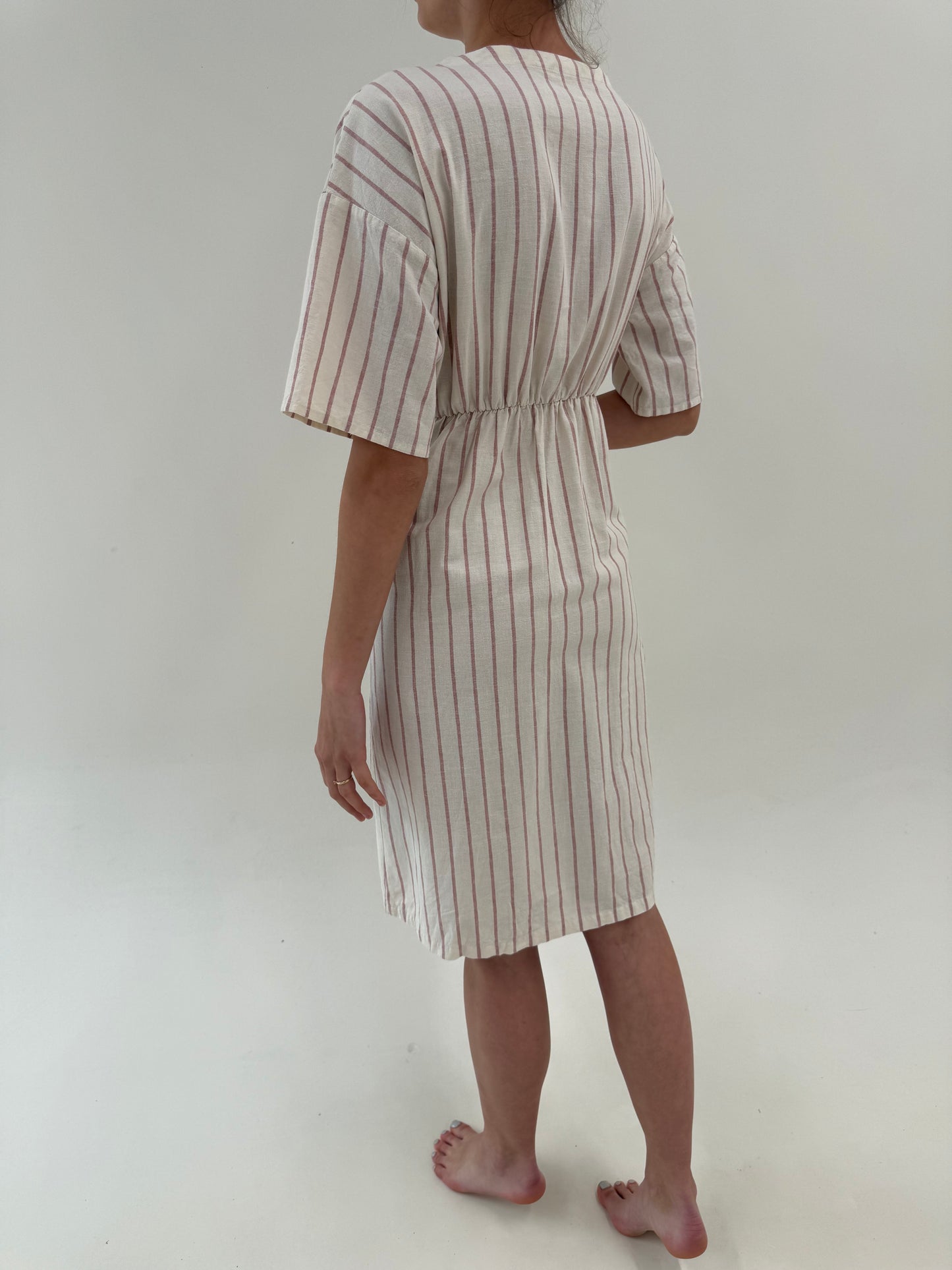 Rochie din pânză de in cu talie ultra înaltă și dungi fine roz verticale
