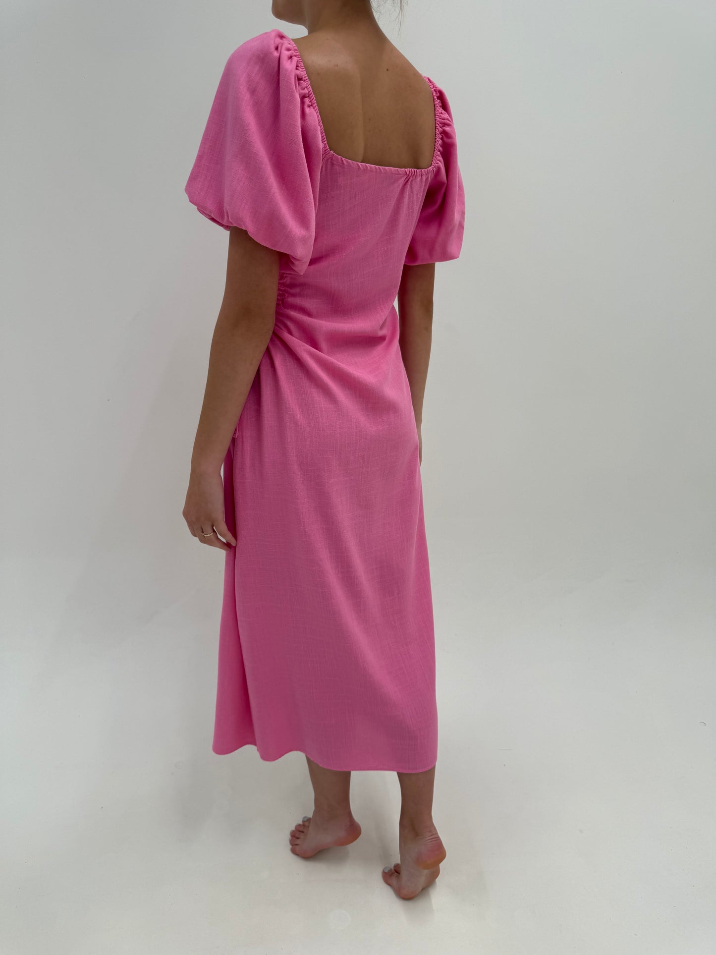 Rochie maxi Barbie Pink in croi reglabil cu decupaj în talie și mâneci bufante