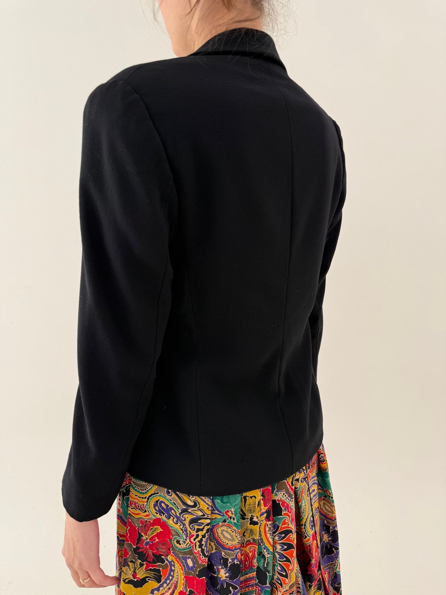 Sacou negru cambrat din lanita subțire