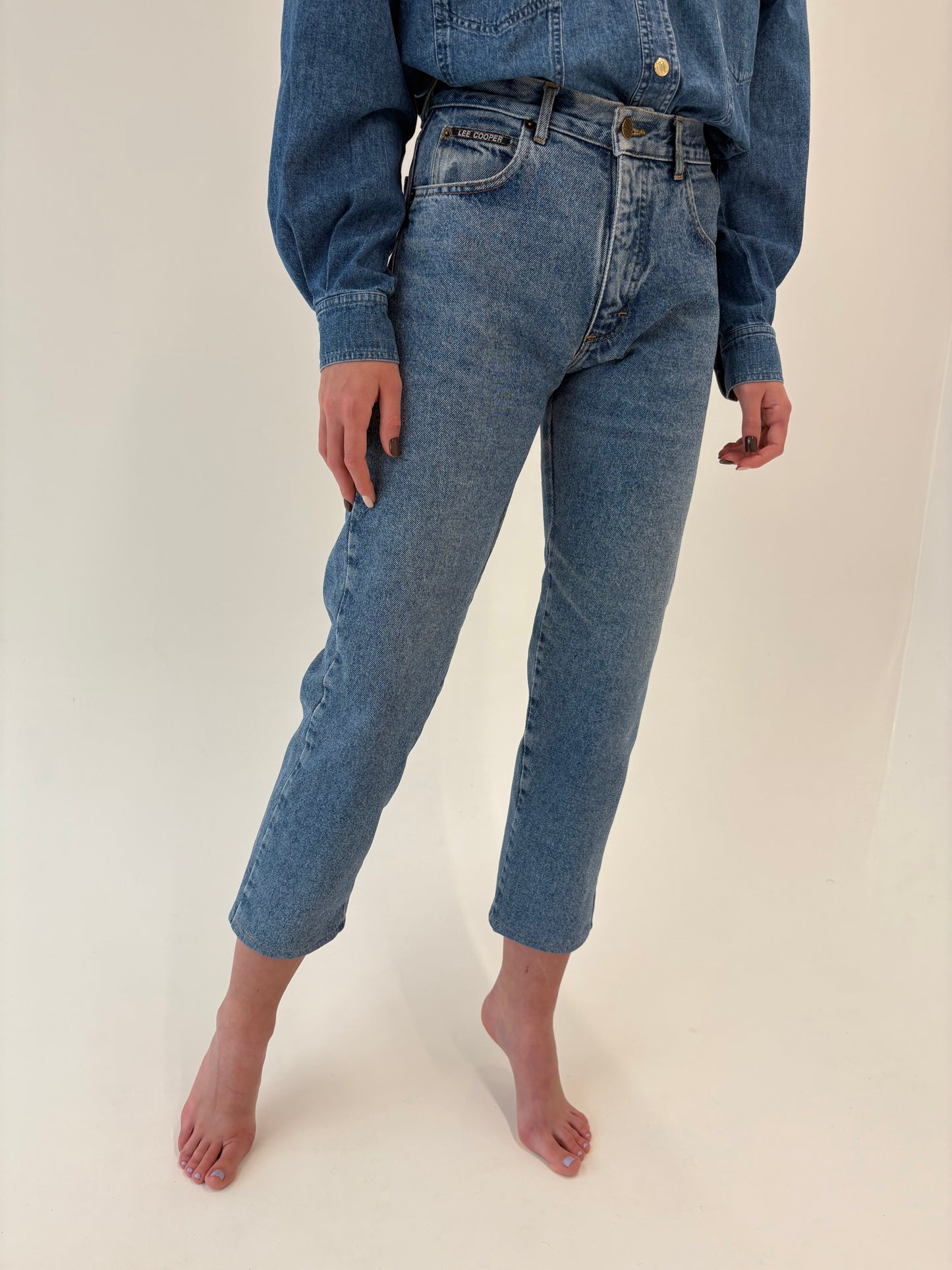 Jeans vintage premium petite clasic wash cu ținuta mom fit