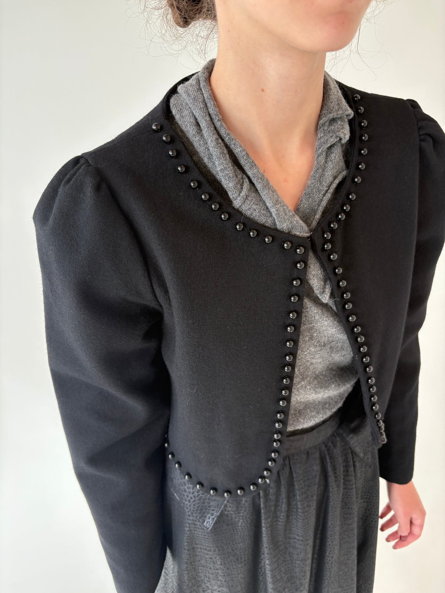 Sacou vintage negru cropped cu aplicații manuala din perlute negre