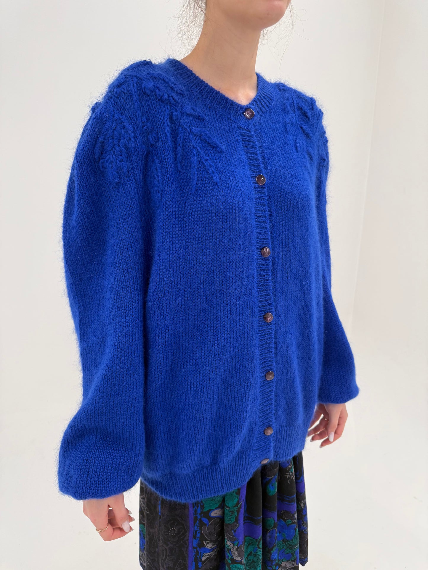 Cardigan din mohair albastru regal cu broderie manuală 3D pe umeri