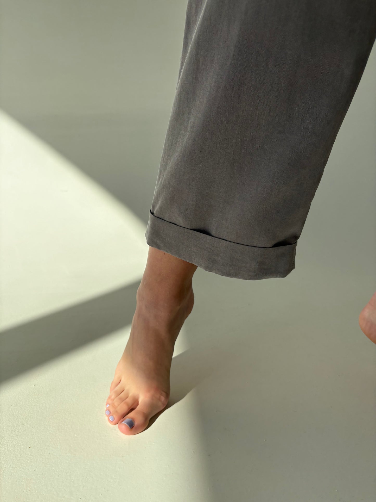 Pantaloni cu talie mai generoasă, pense și aspect de piele întoarsă