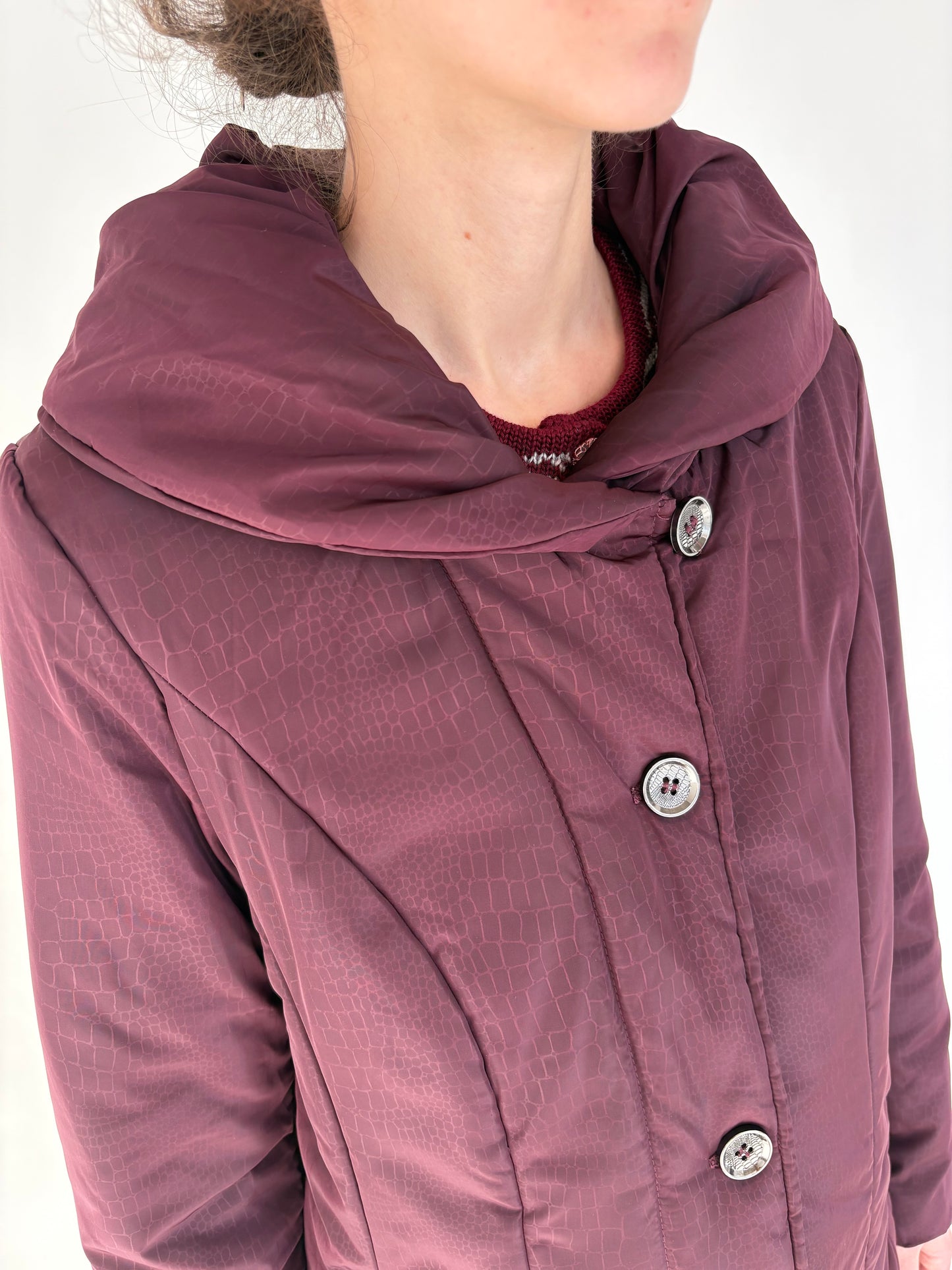 Geacă burgundy în croi ușor cambrat din material impermeabil