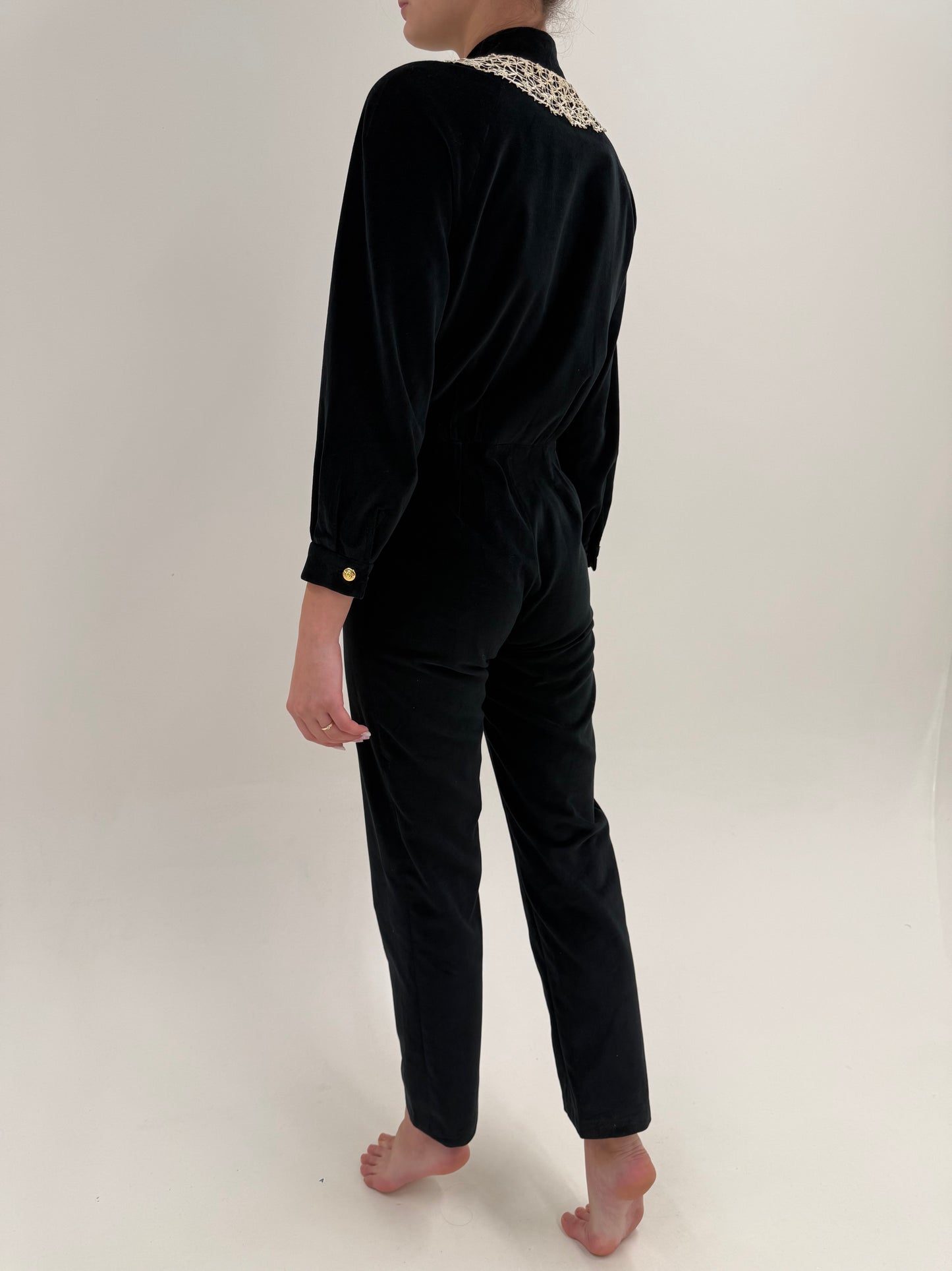 Salopetă vintage neagră tall de la zi la seară din catifea cu guler macrame lucrat manual