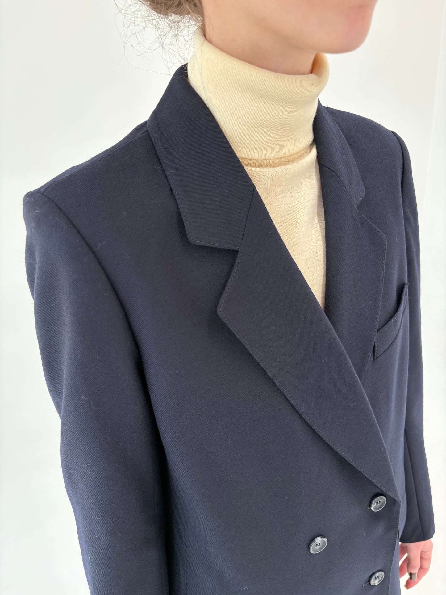 Palton din lana worsted certificata în croi lung cu închidere dublă