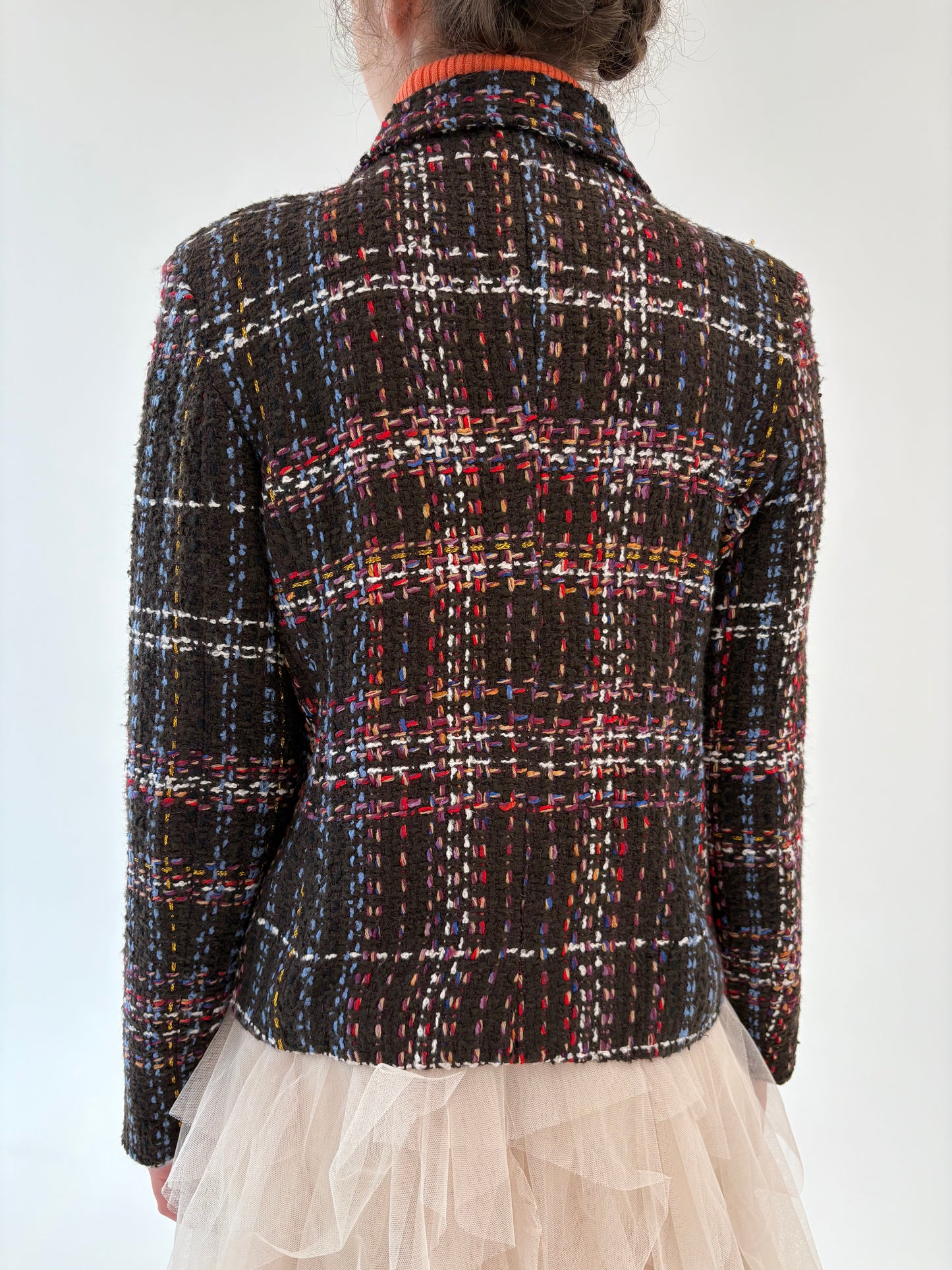 Sacou ușor cambrat în stil Chanel cu închidere dublă din tweed chocolate brown