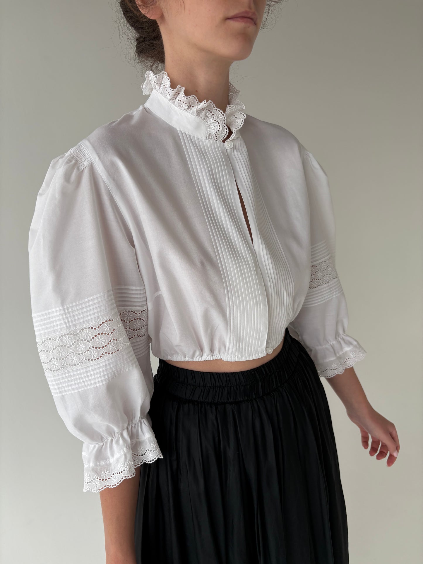 Top vintage cropped din panzica de bumbac cu broderie anglaise